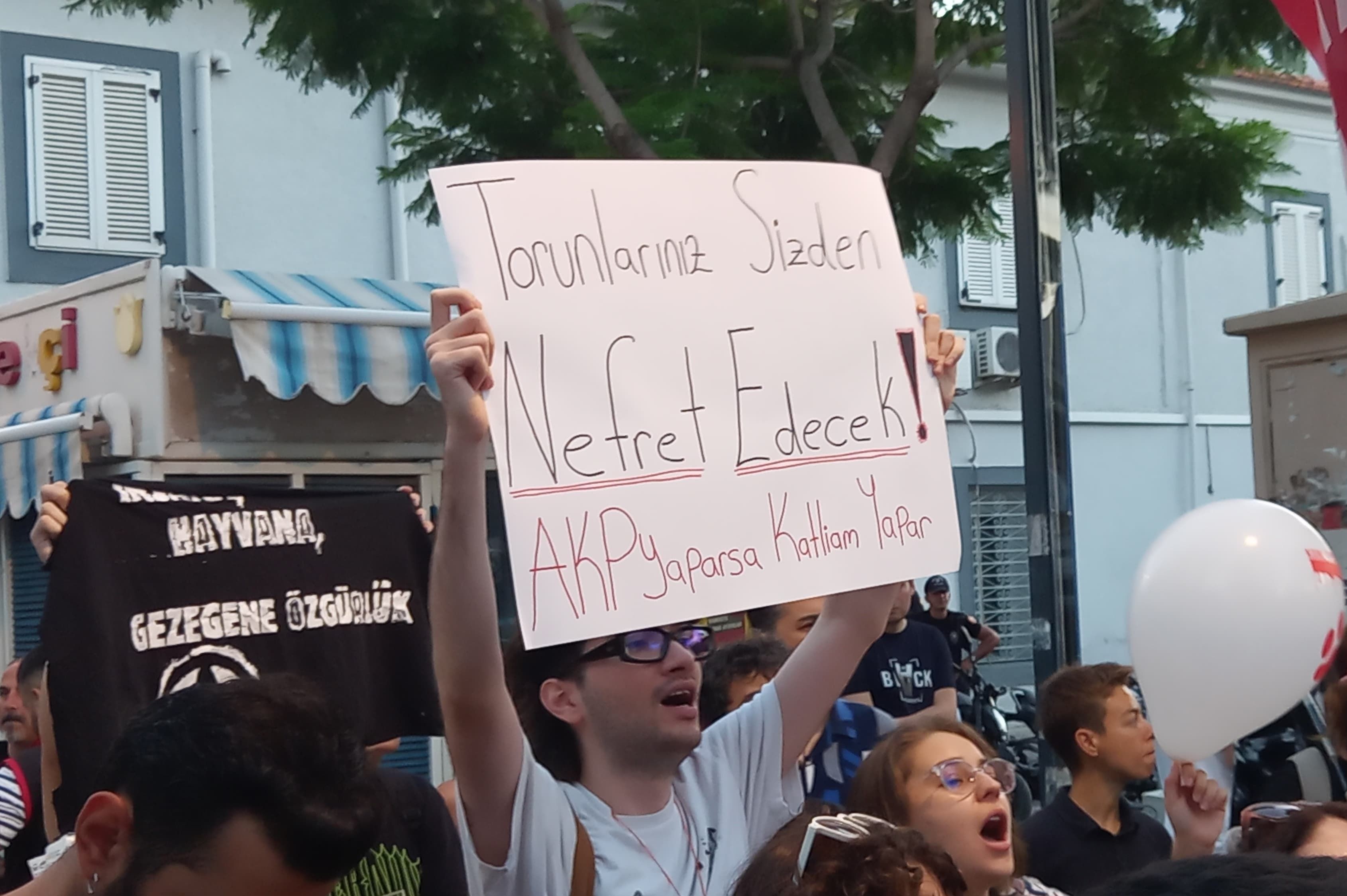 İzmir'de katliam yasası protesto edildi