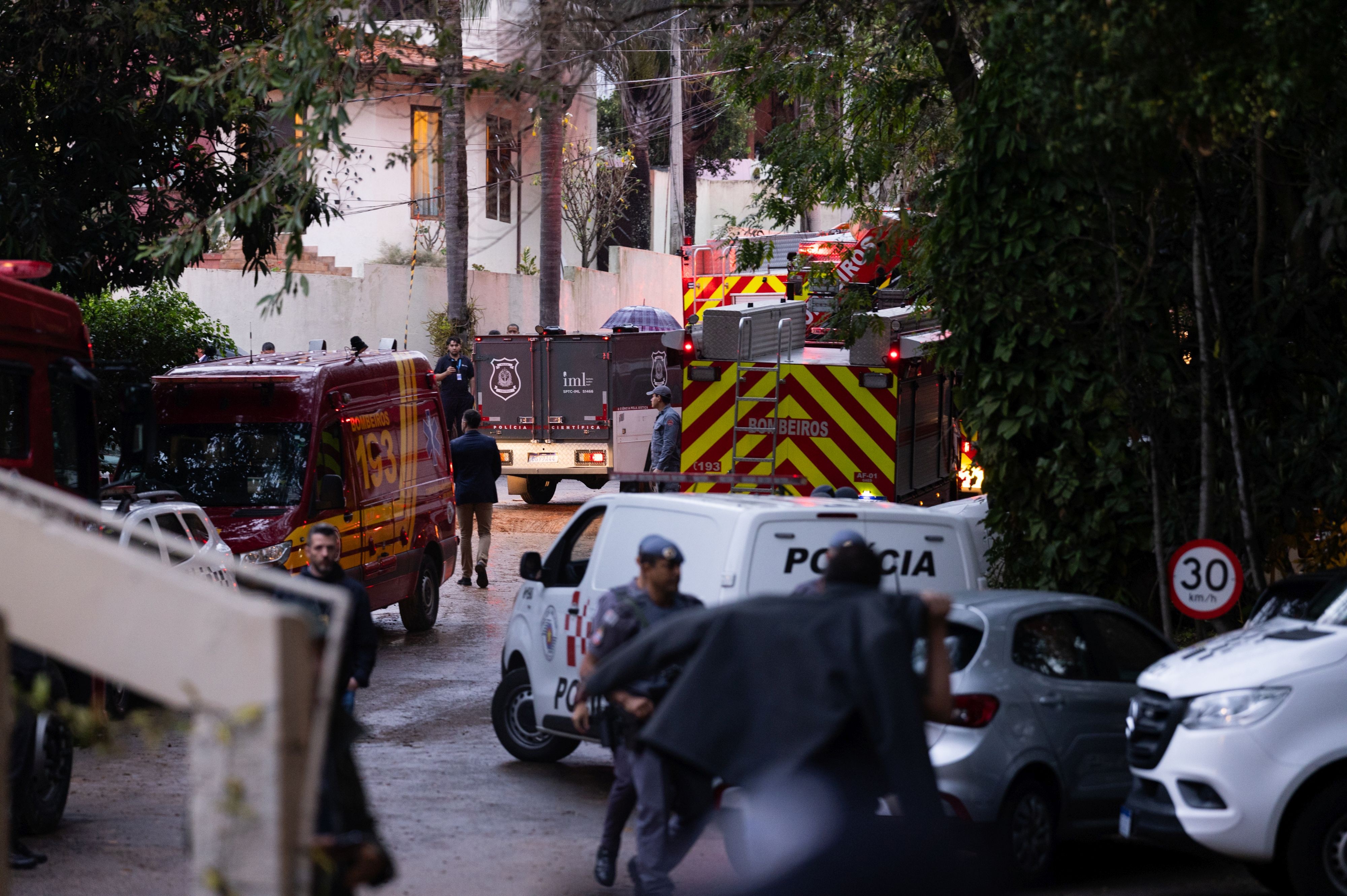 olay yerindeki polis ve itfaiye araçları