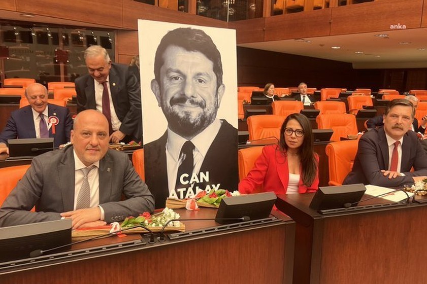 TİP sıralarında Can Atalay fotosu