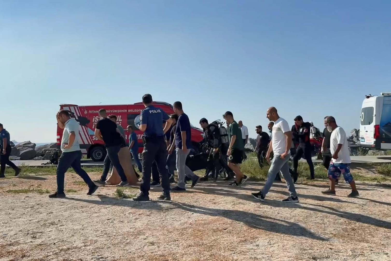 Boğulan gencin cansız bedeni çıkarılırken