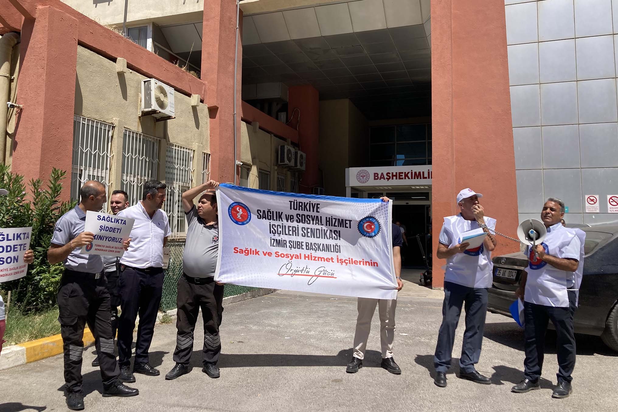 İzmir Yeşilyurt’ta yer alan Atatürk Eğitim ve Araştırma Hastanesi’ndeki güvenlik görevlisi Abdullah Bahur’a yönelik şiddet  protesto edilirken