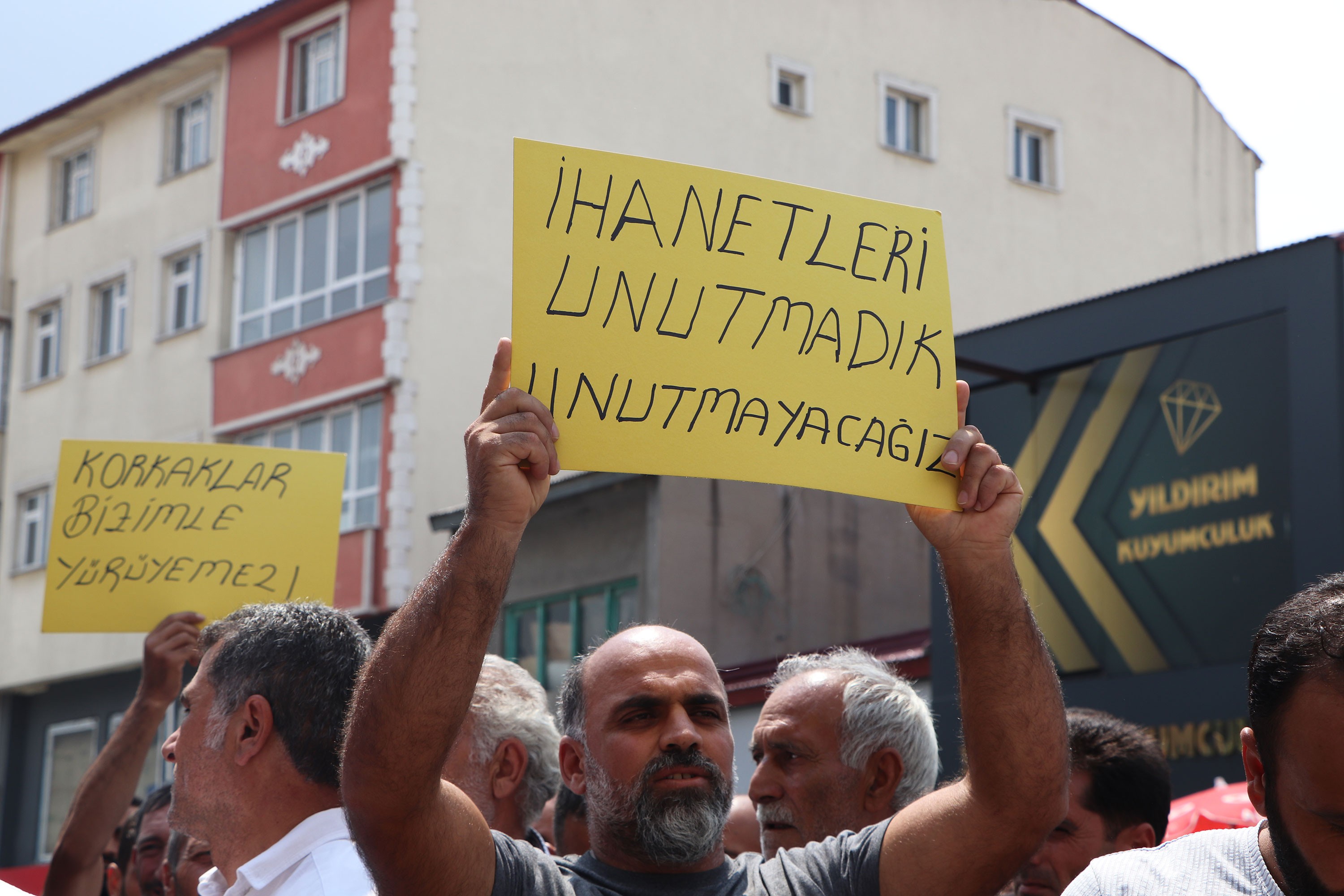 'İhanetleri unutmadık, unutmayacağız' dövizi