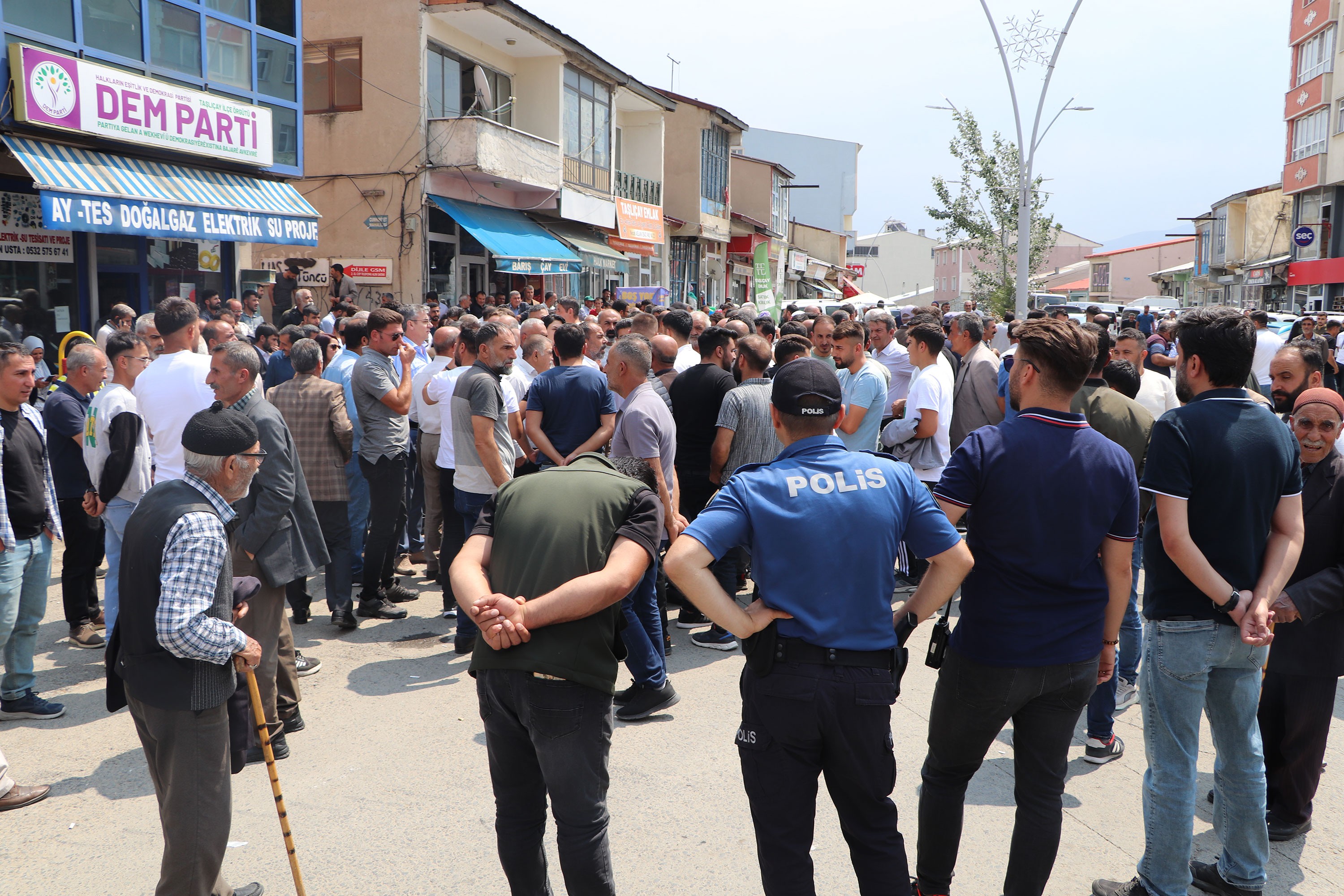 DEM Parti'den istifa eden Ağrı Taşlıçay Belediye Eş Başkanı Mehmet Ali Budak protesto edildi