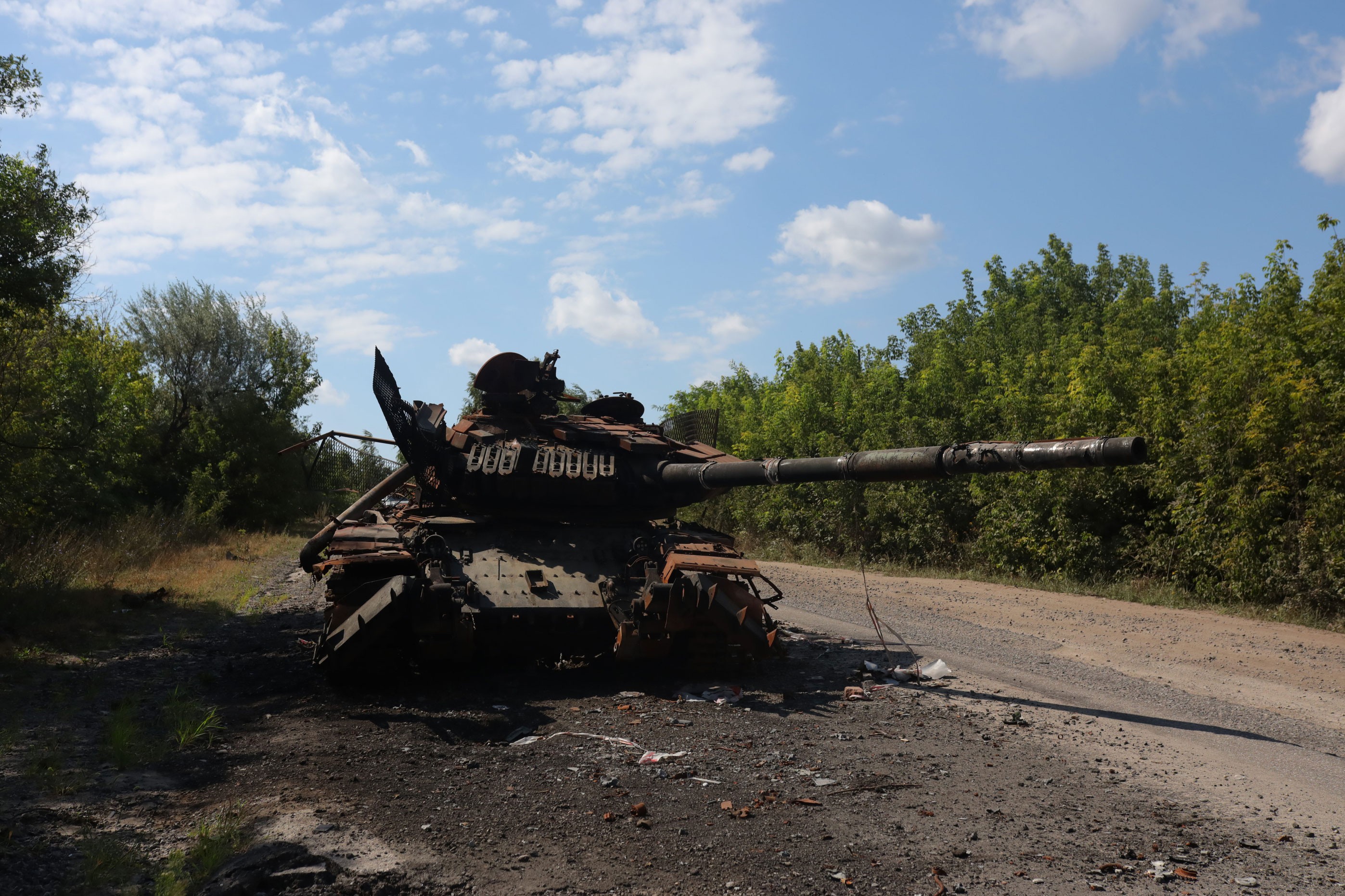 Harkiv'de saldırılarda zarar görmüş bir tank.