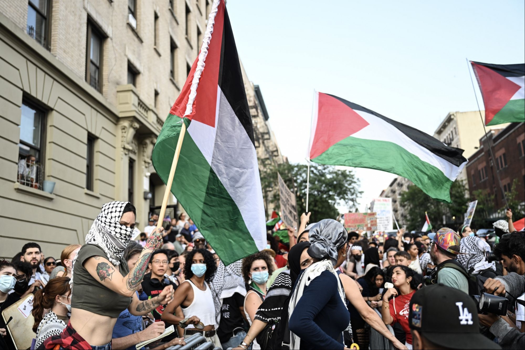 New York'ta, Kamala Harris için düzenlenen etkinliği Filistin destekçileri protesto etti.