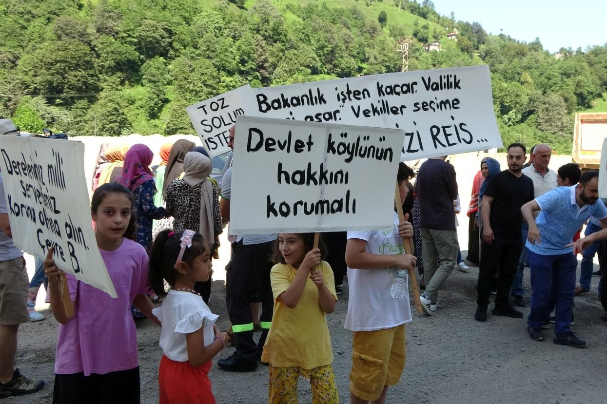 Rize’nin Zincirliköprü Mahallesi’nde yurttaşlar mıcır ve beton fabrikalarını protesto ederken