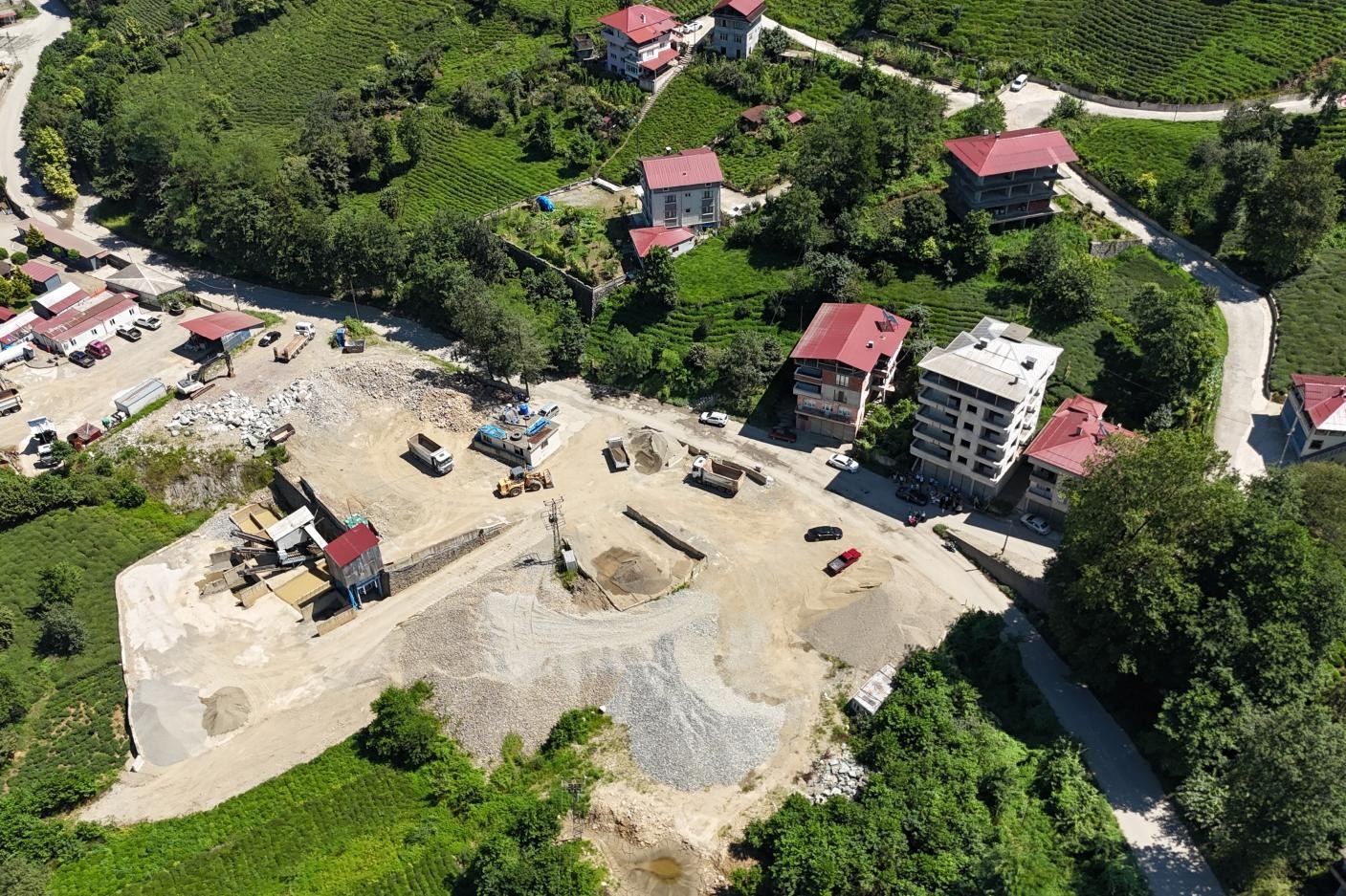 Rize’nin Zincirliköprü Mahallesi’nde yurttaşlar mıcır ve beton fabrikalarını protesto ederken