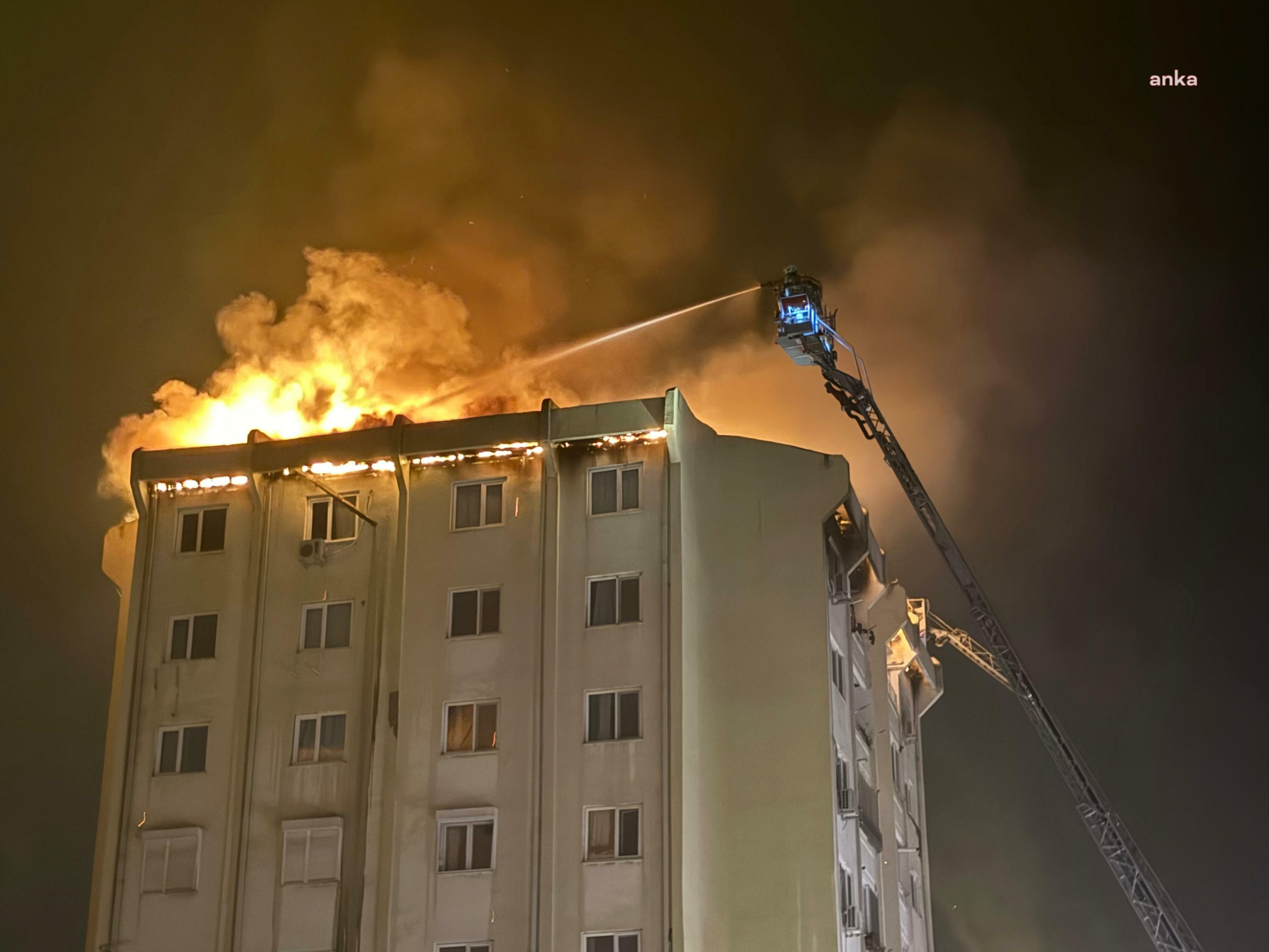 İzmir'de çatısı yanan apartman