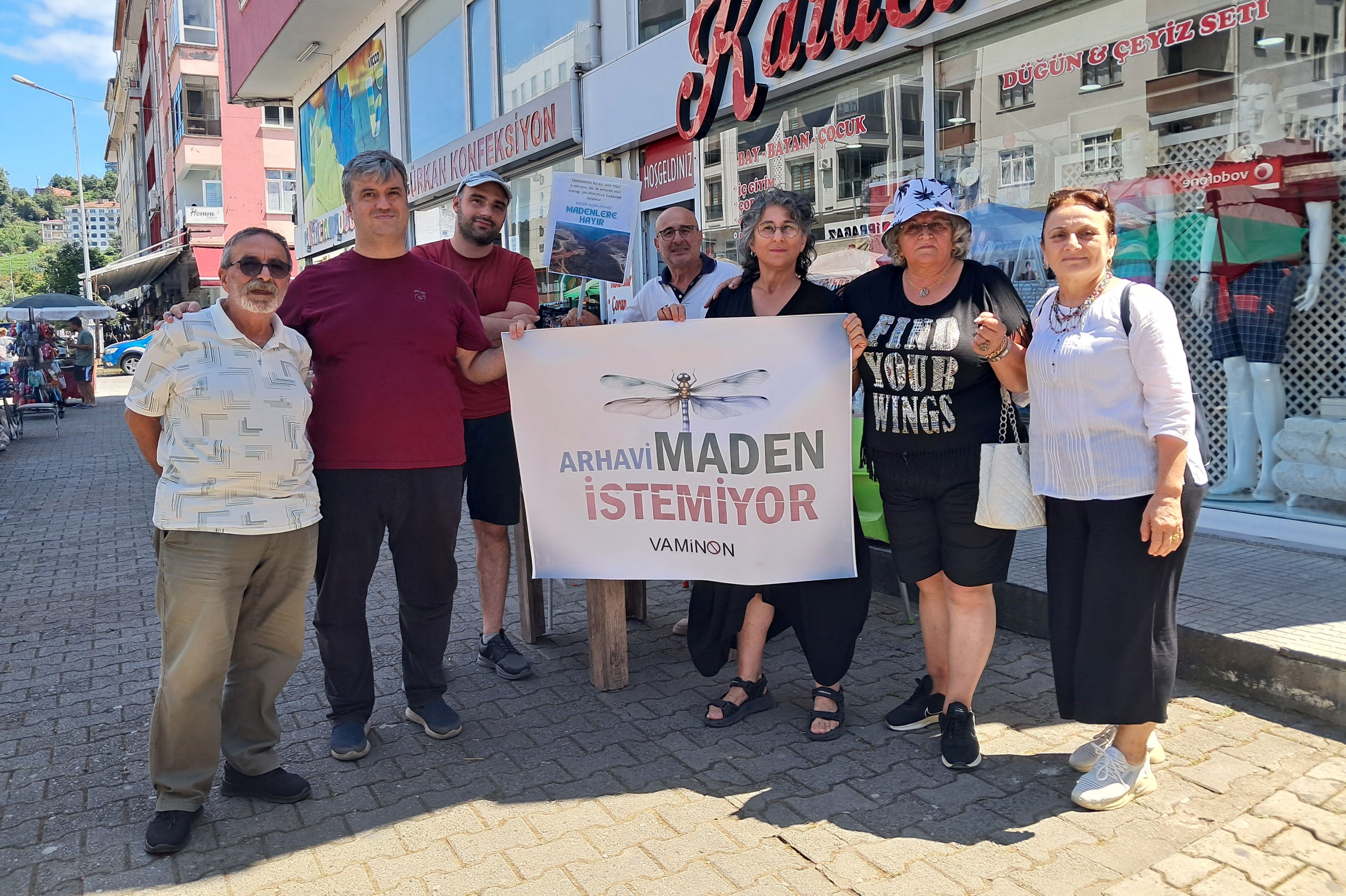 Arhavi maden istemiyor yazılı pankartla