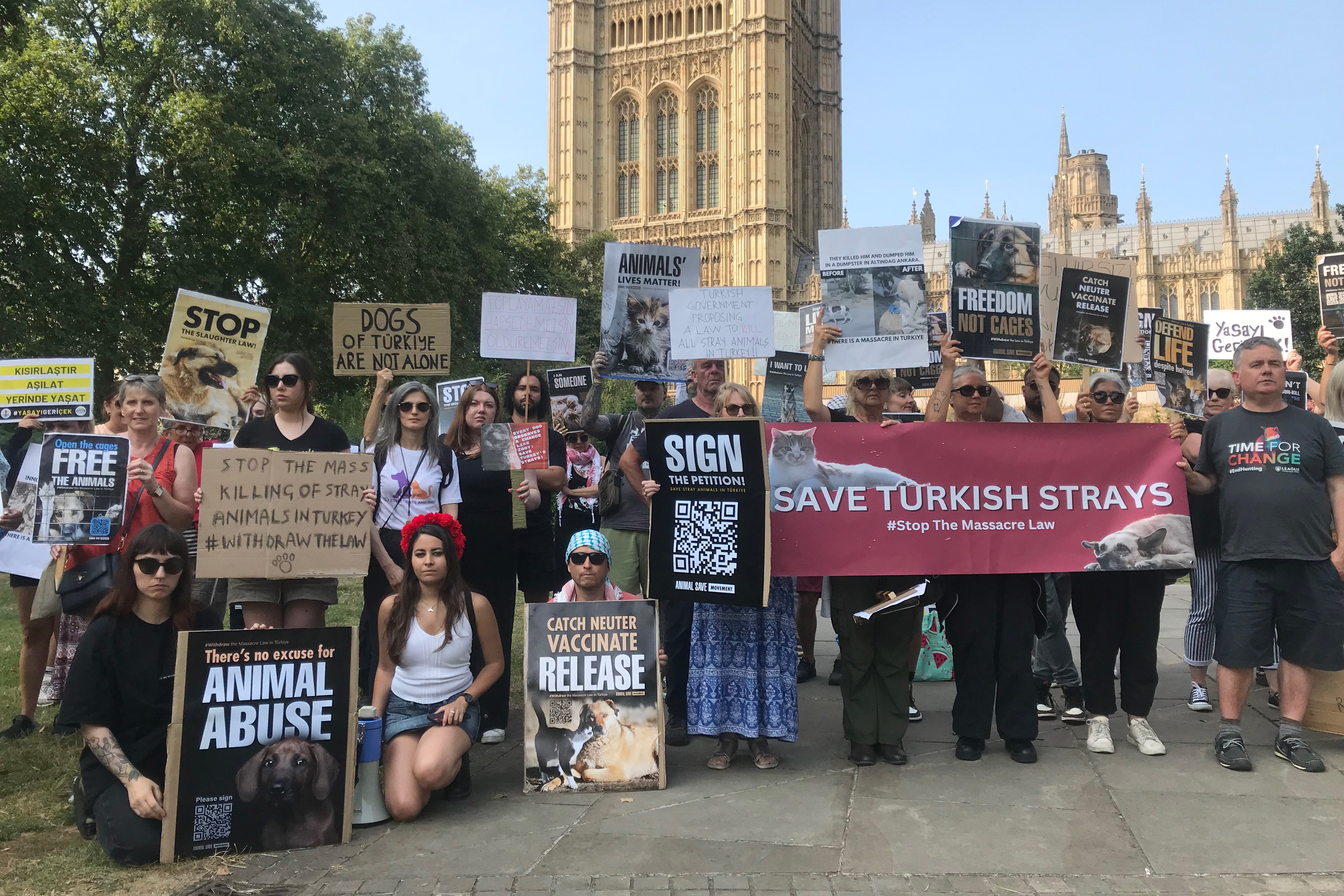 Londra’da hayvan hakları savunucuları Türkiye’yi protesto etti