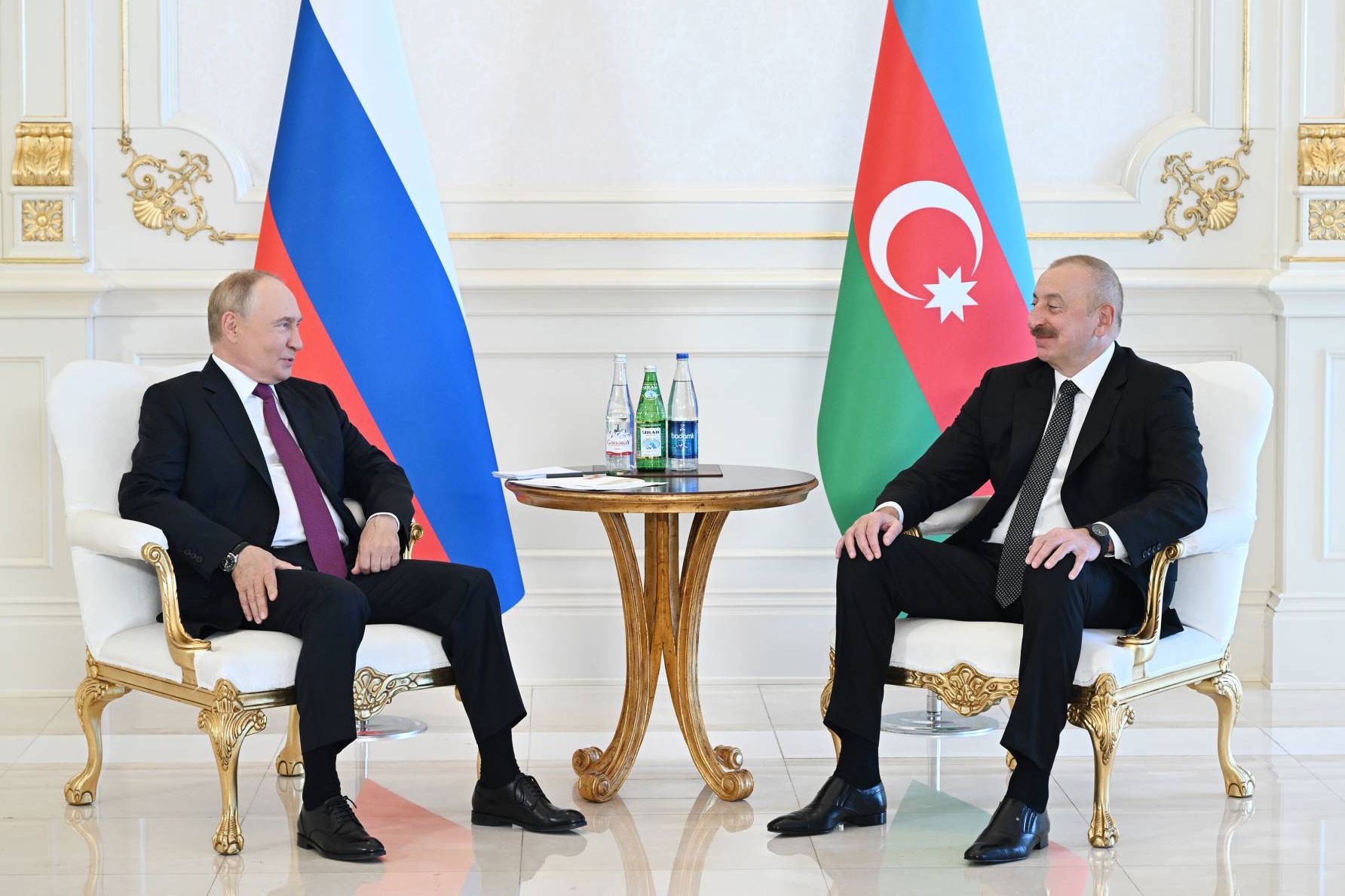 Rusya Devlet Başkanı Vladimir Putin (solda) Azerbaycan Cumhurbaşkanı İlham Aliyev (sağda) ile görüştü.