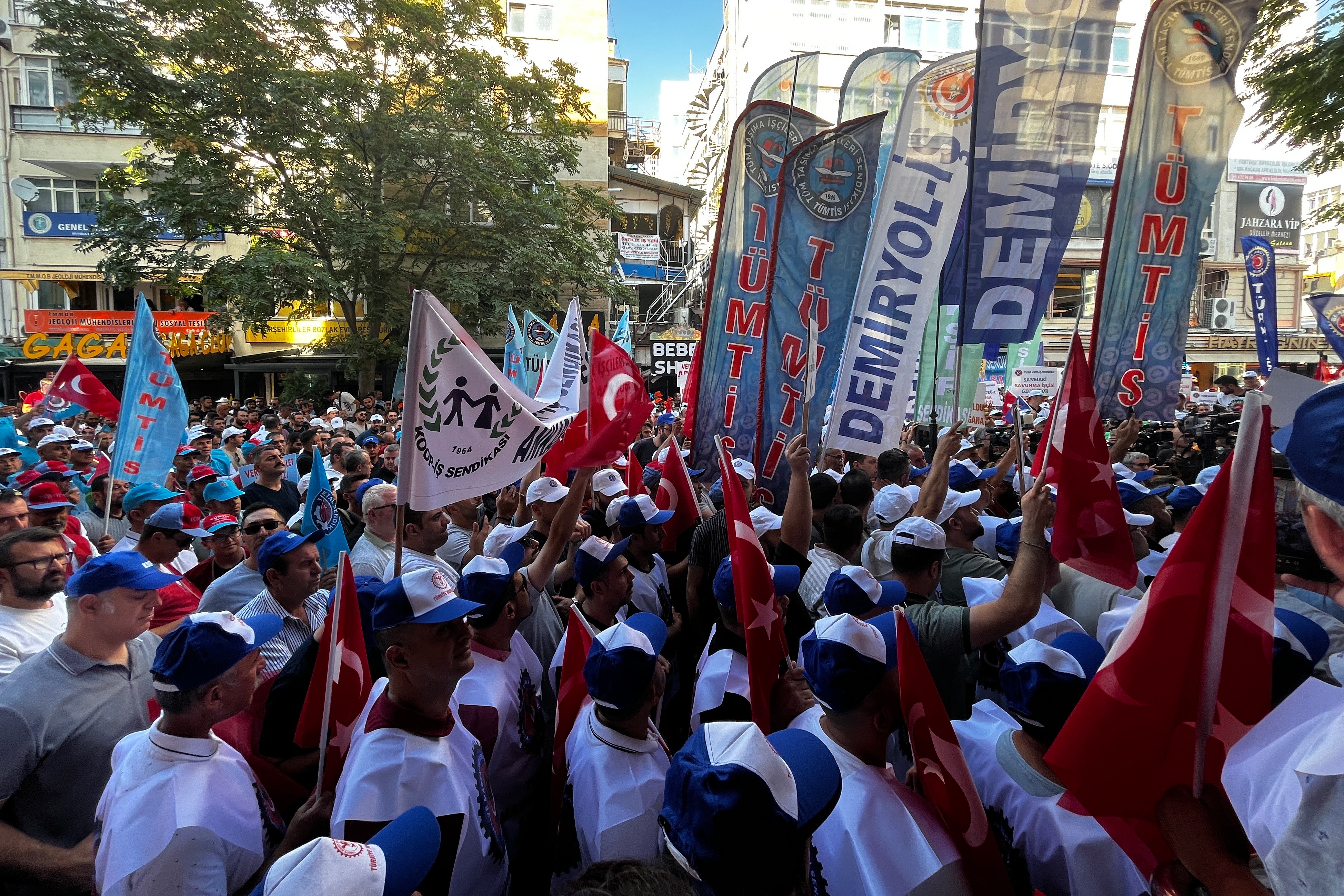 türk iş Ankara'da açıklama yaptı 