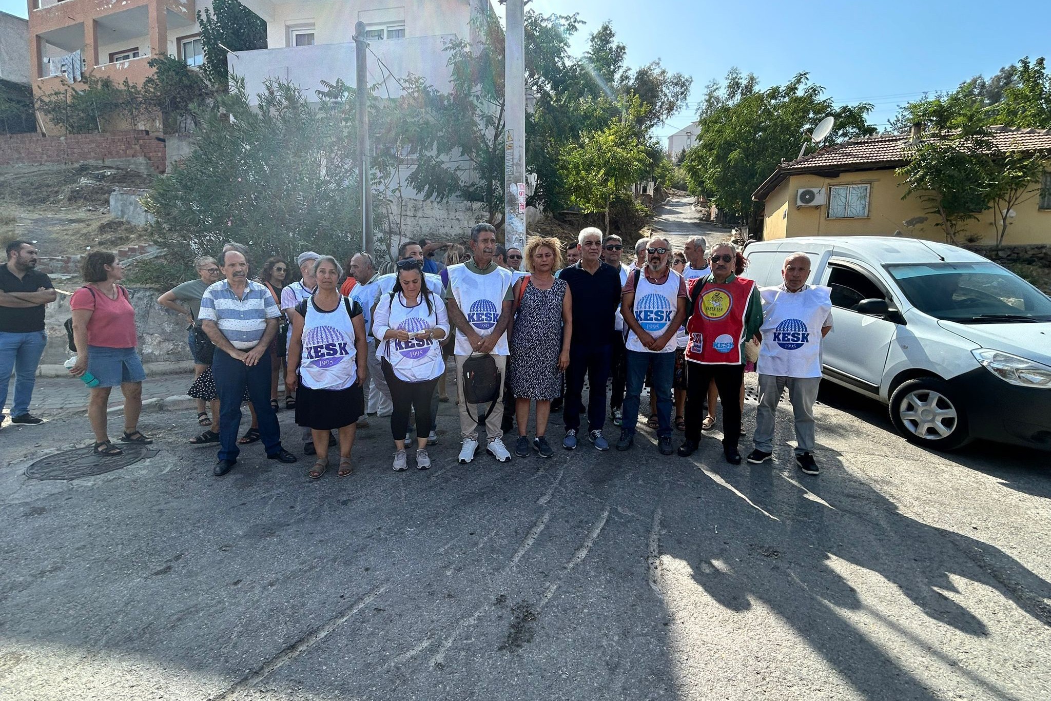 KESK heyeti İzmir'de yangından etkilenen bölgede açıklama yaptı