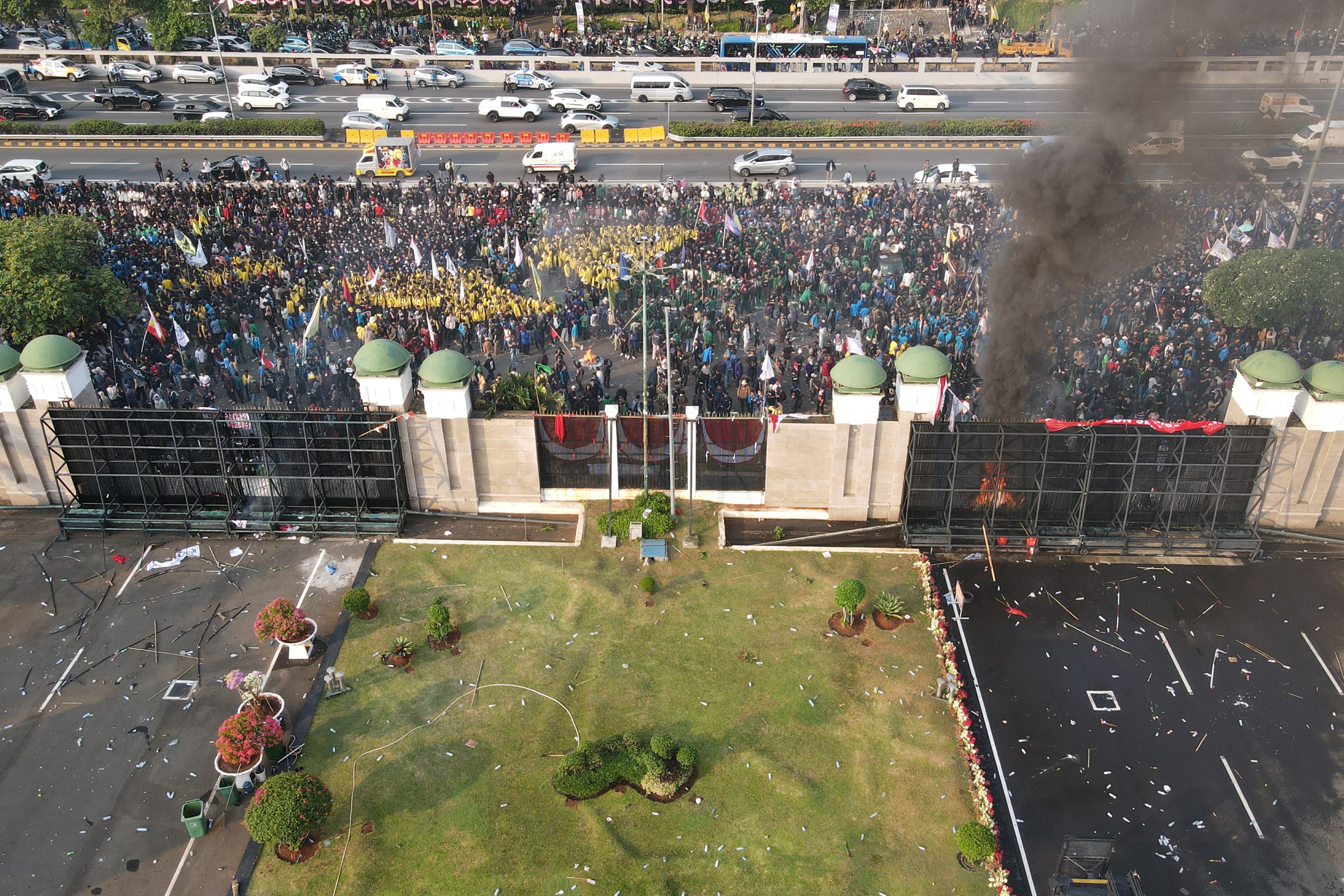 Endonezya'da seçim yasası değişikliği protesto edildi