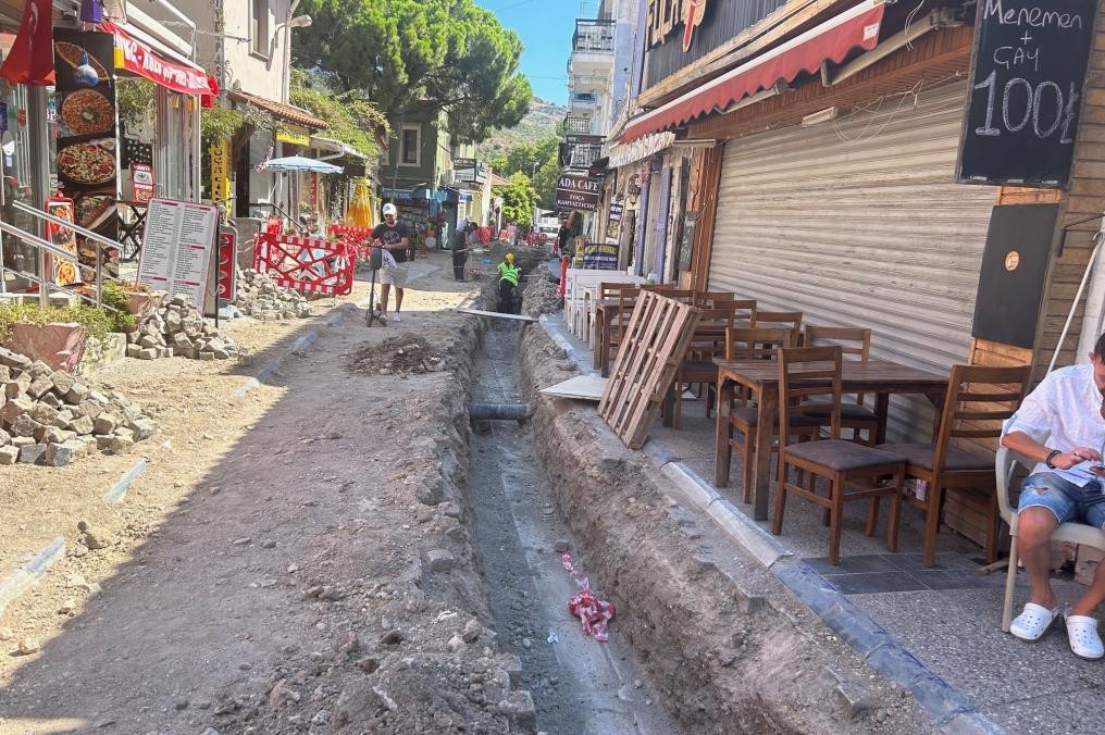 Foça'da Gediz AŞ'nin alt yapı çalışmasında sokaklar kazılmış halde