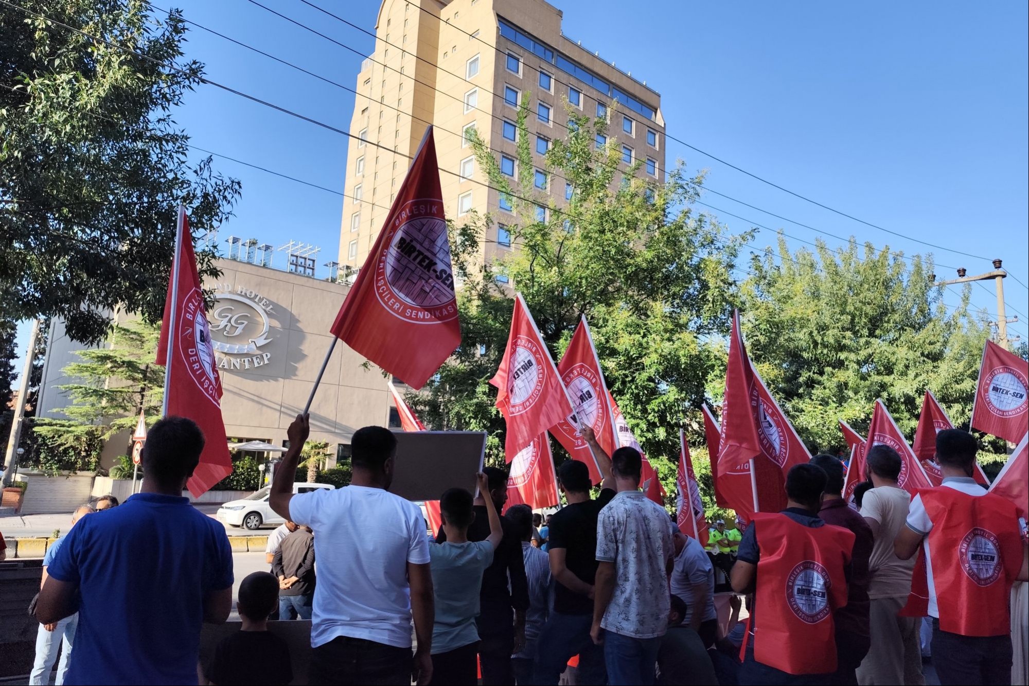 Direnişteki Akcanlar işçileri Grand Otel'in önünde açıklama yapacak.