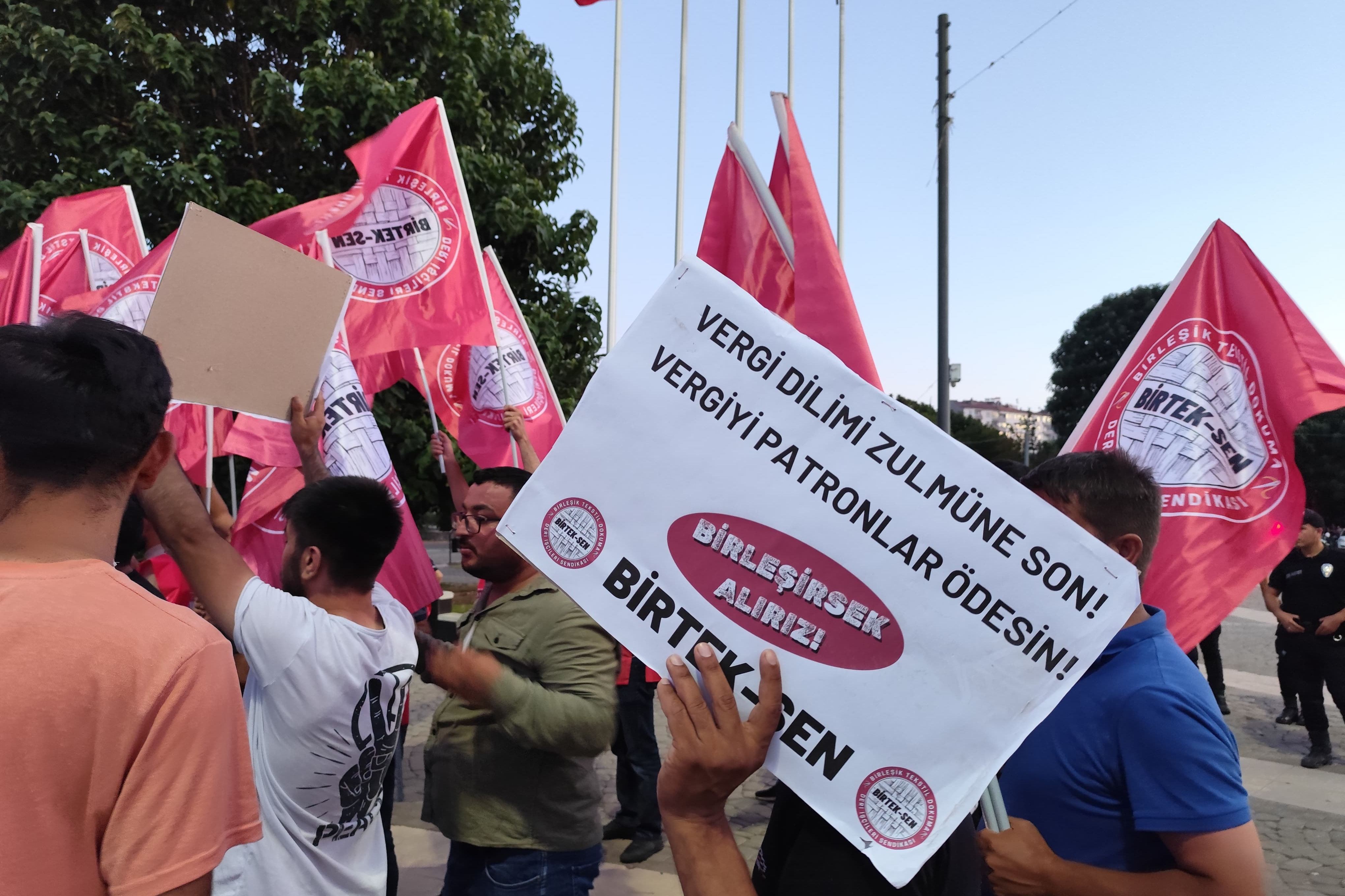 Direnişteki Akcanlar işçileri Grand Otel'in önünde açıklama yapacak.