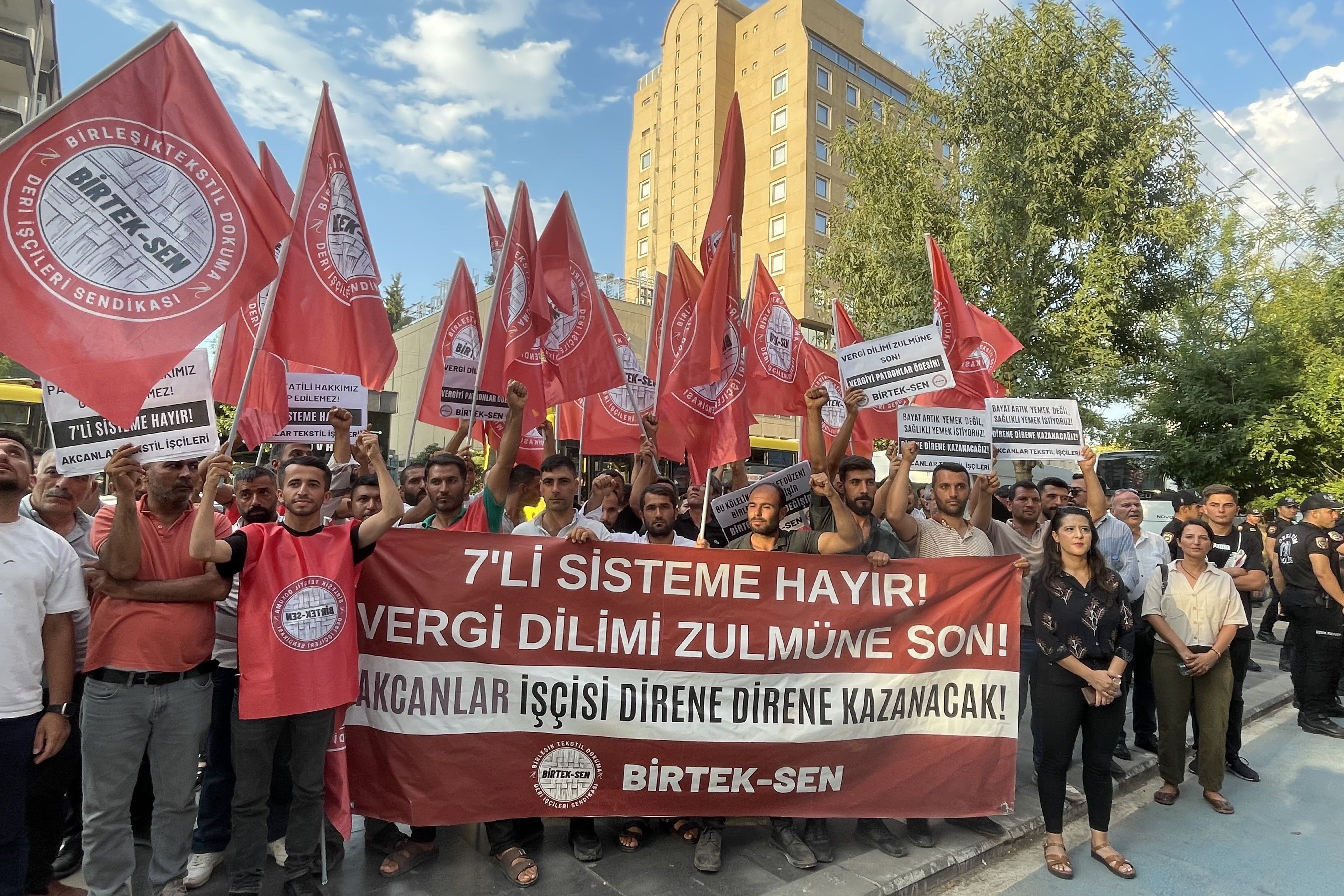 Antep'te işçilerin Grand Otel önünde gerçekleştirdiği eylem.