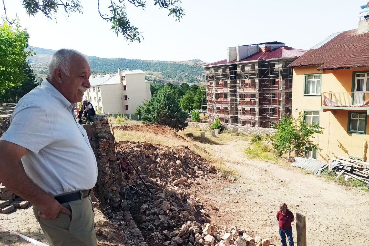 Hozat Belediye Başkanı SOL Partili Aydın Kaya, istinat duvarı çalışmasını takip ederken