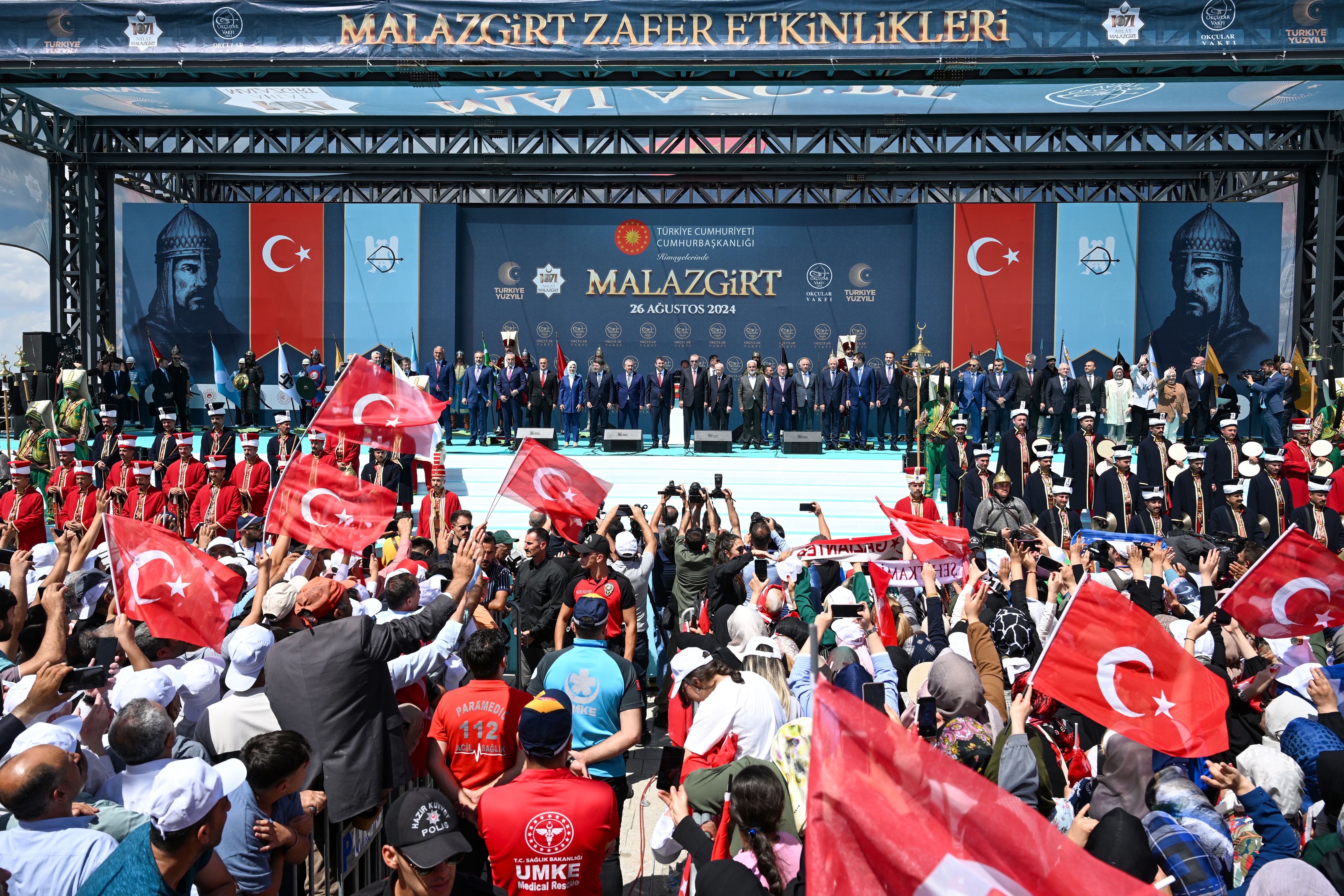 Malazgirt Zaferi’nin 953. yıl dönümü etkinliğinde çekilen sahnedeki protokol fotoğrafı