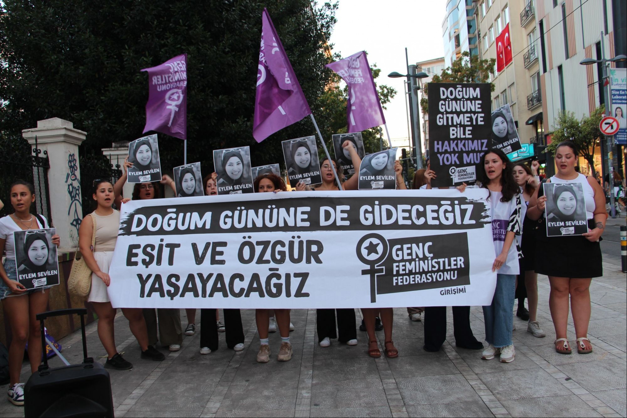 Genç Feministler Federasyonunun katledilen Eylem Sevilen için düzenlediği basın açıklaması.