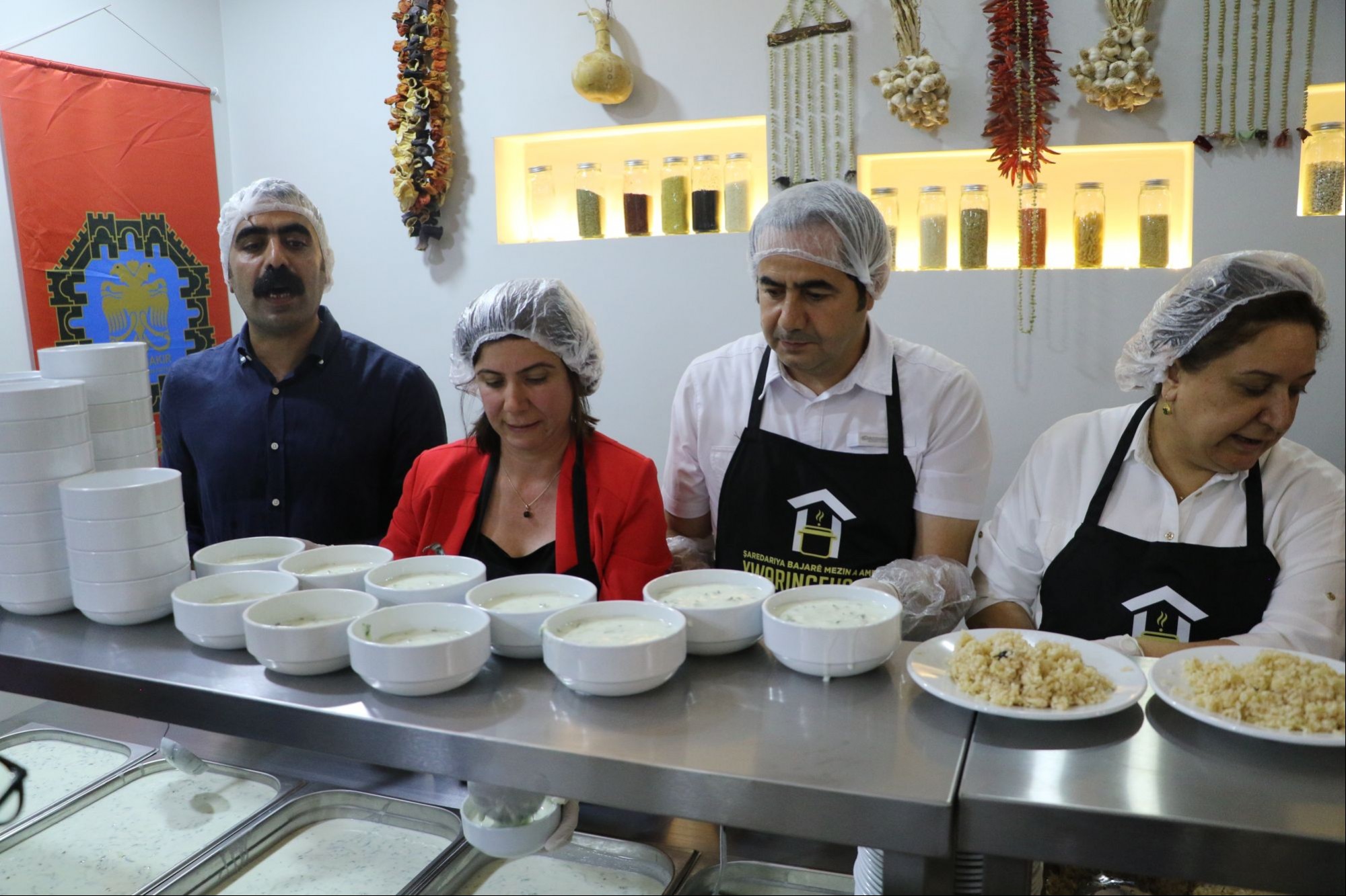 Diyarbakır Halk Lokantası açılışında yemek dağıtan eş başkanlar.