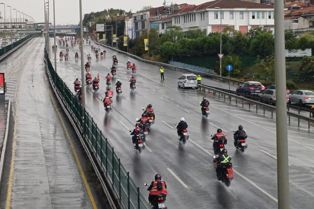 Motokuryeler konvoyla bayramı kutladı.