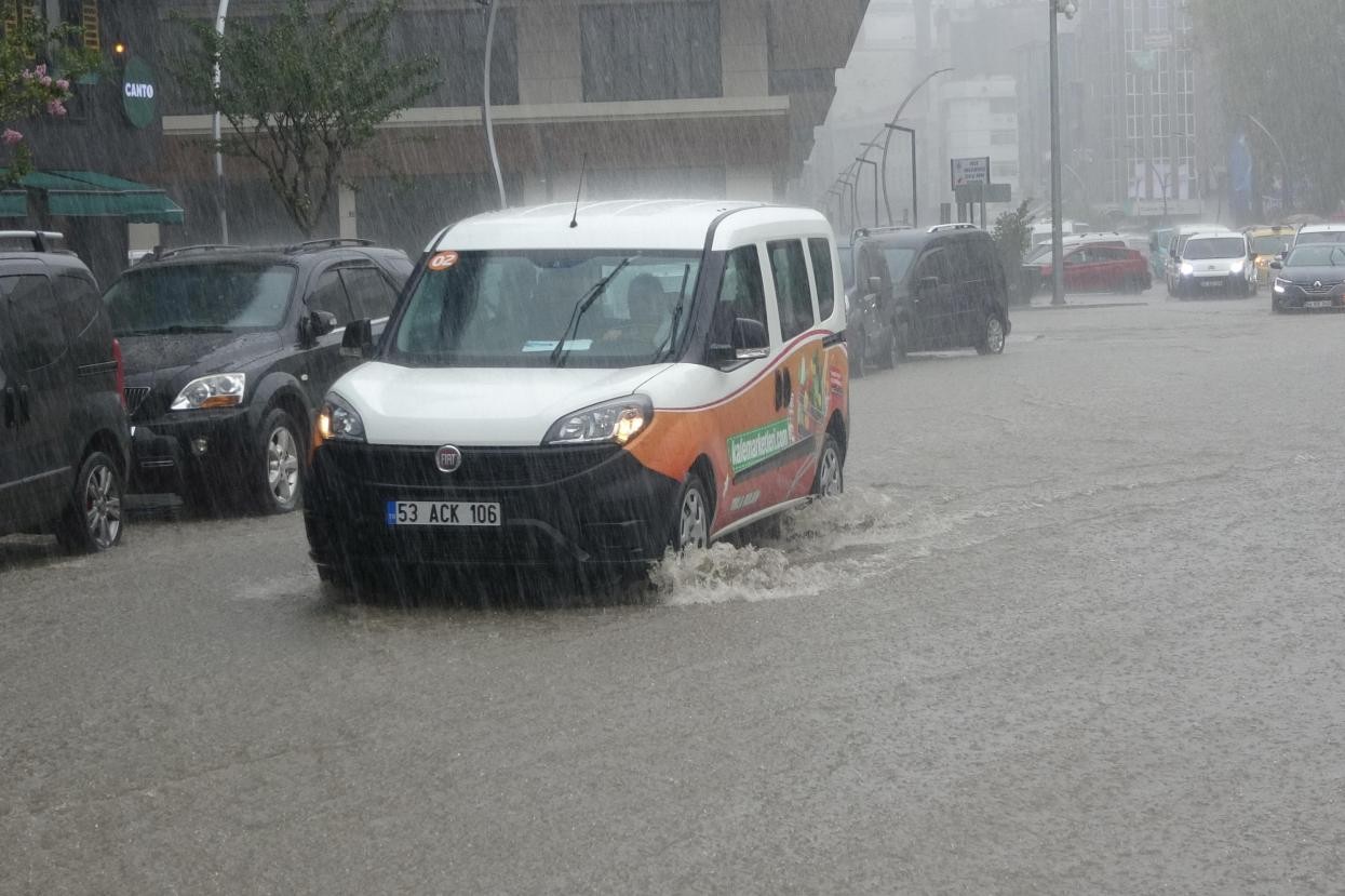 Rize'de sağanak yağış