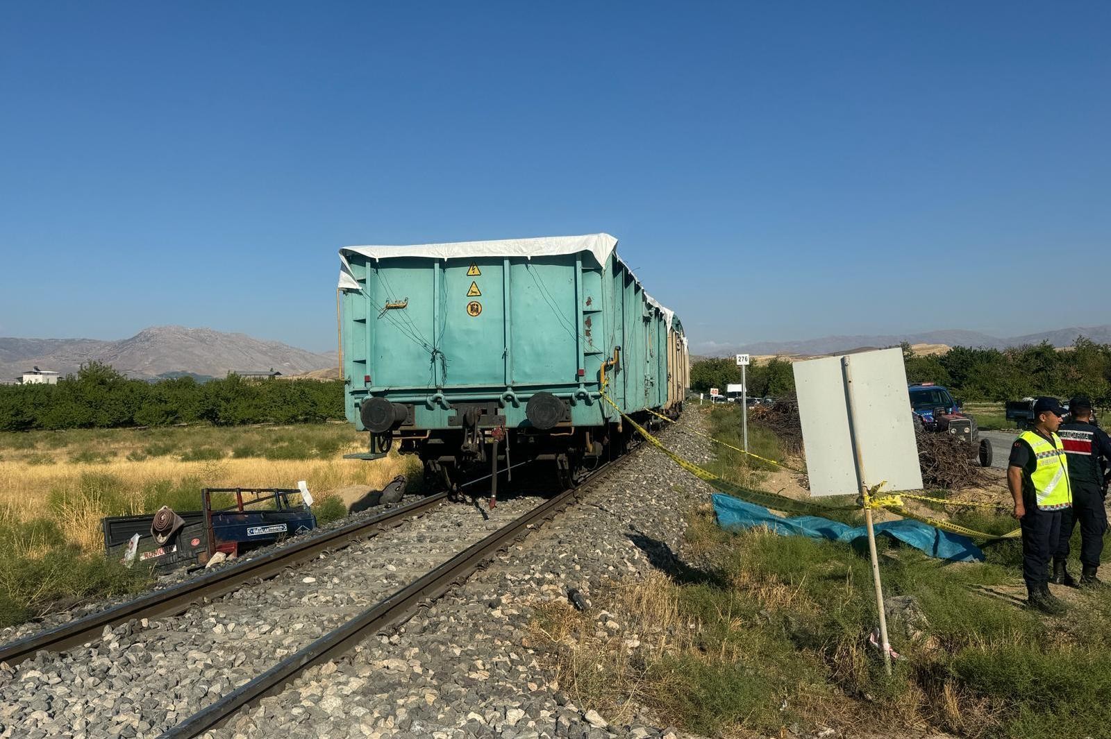 Malatya'da yük treninin çarptığı pat pat