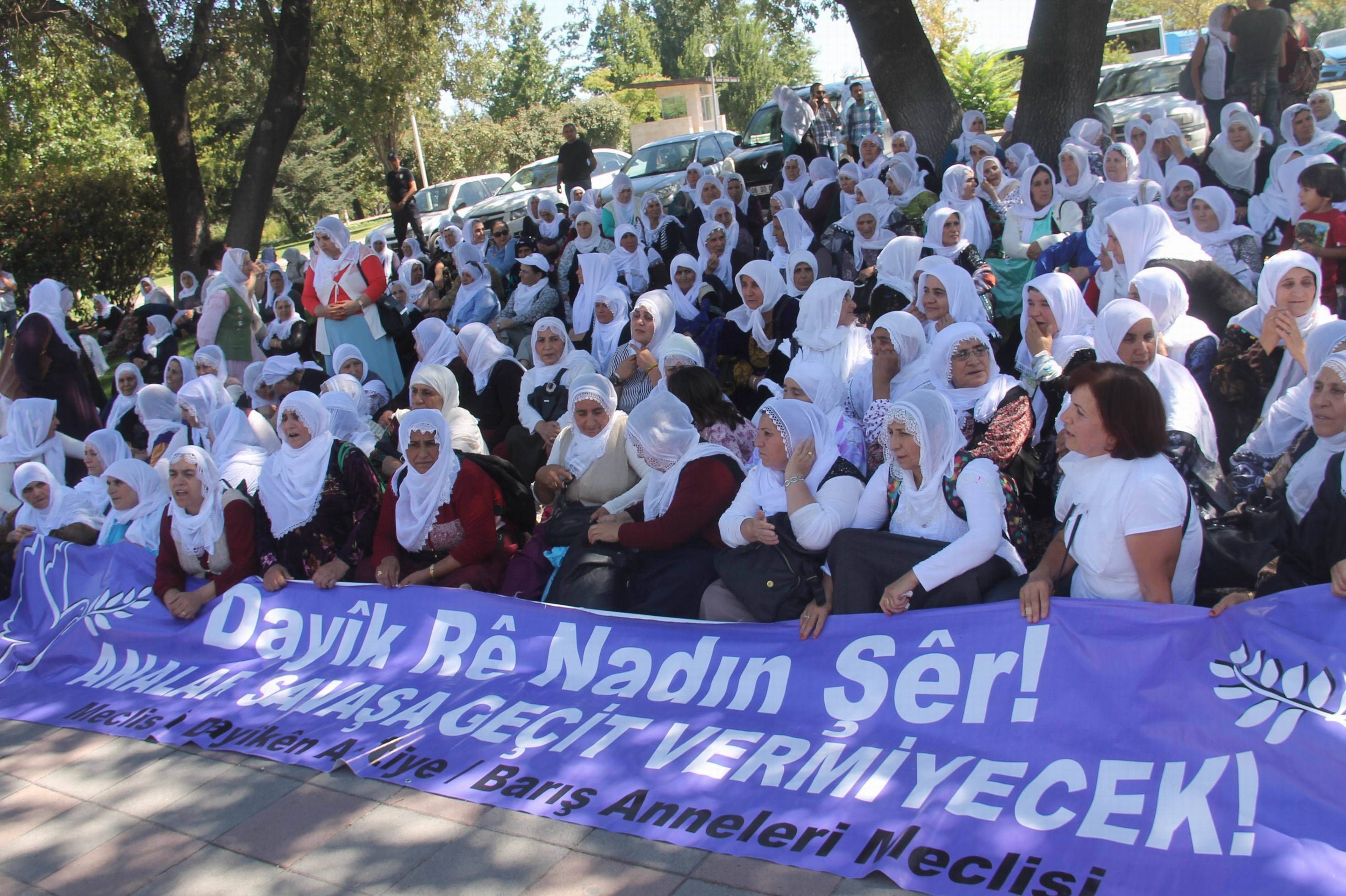 Beyaz tülbentli Barış Anneleri