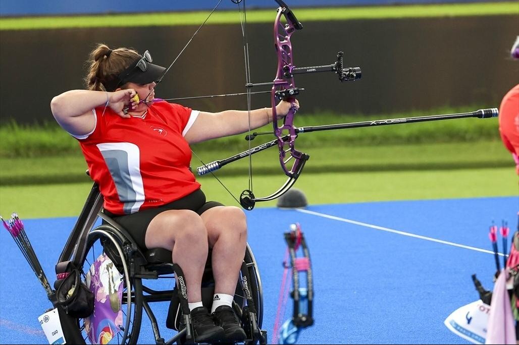 Paris 2024 Paralimpik Oyunları kadınlar makaralı yay branşında altın madalya kazanan Öznur Cüre Girdi