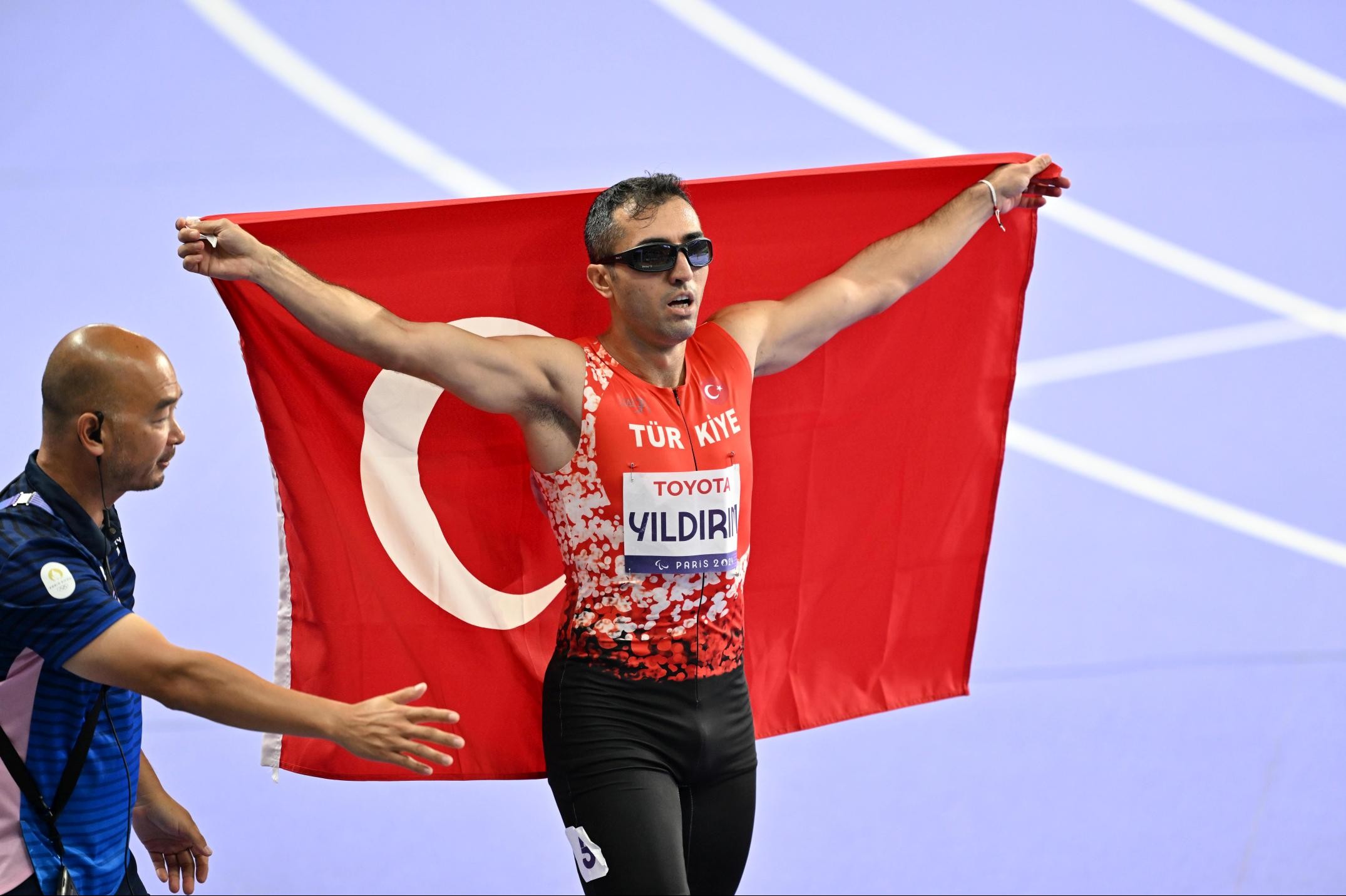 Paris 2024 Paralimpik Oyunları'nda atletizm branşında erkekler 100 metre T12 sınıfında milli sporcu Serkan Yıldırım, altın madalyanın sahibi oldu.