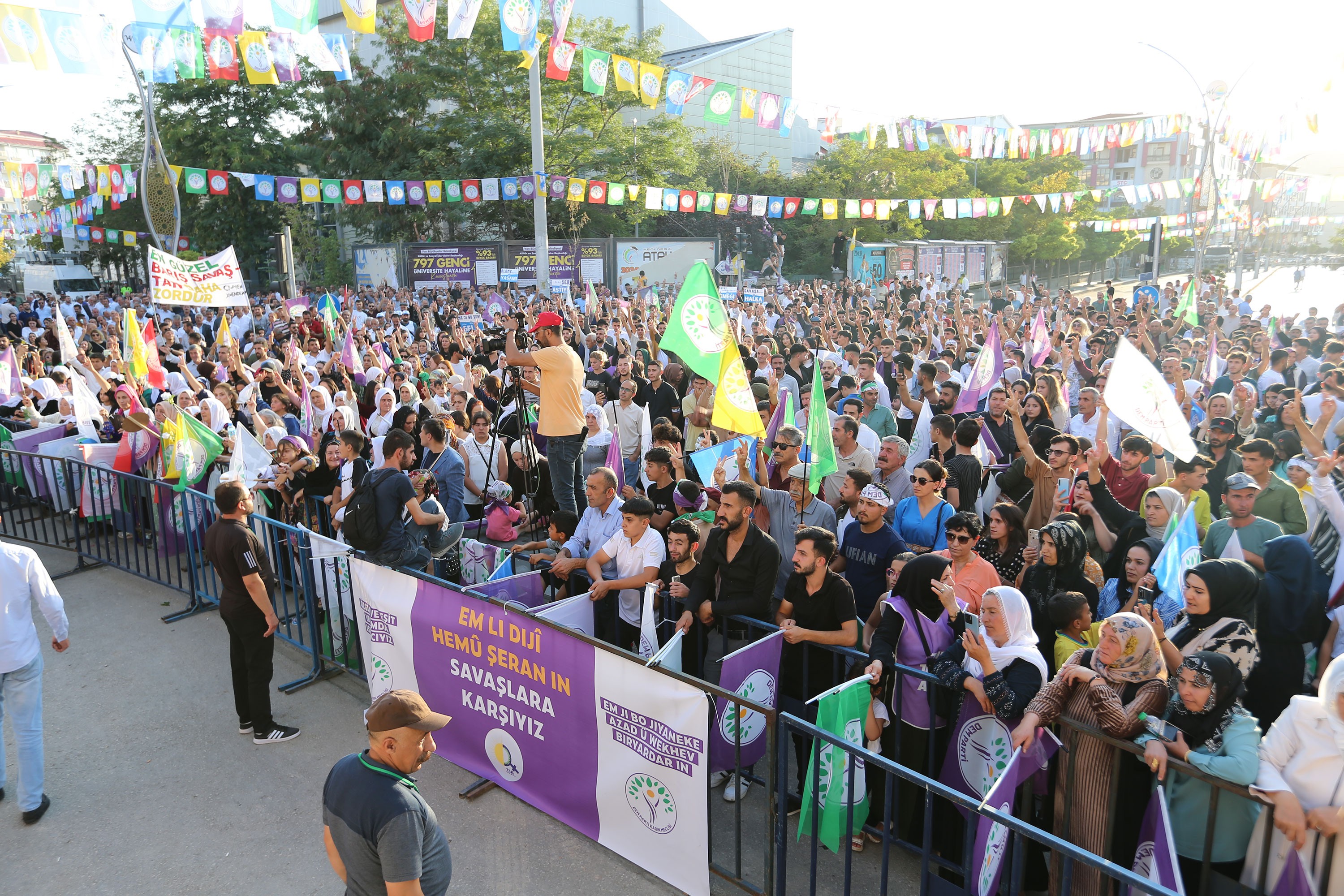 Van'da düzenlenen 1 Eylül yürüşüyü