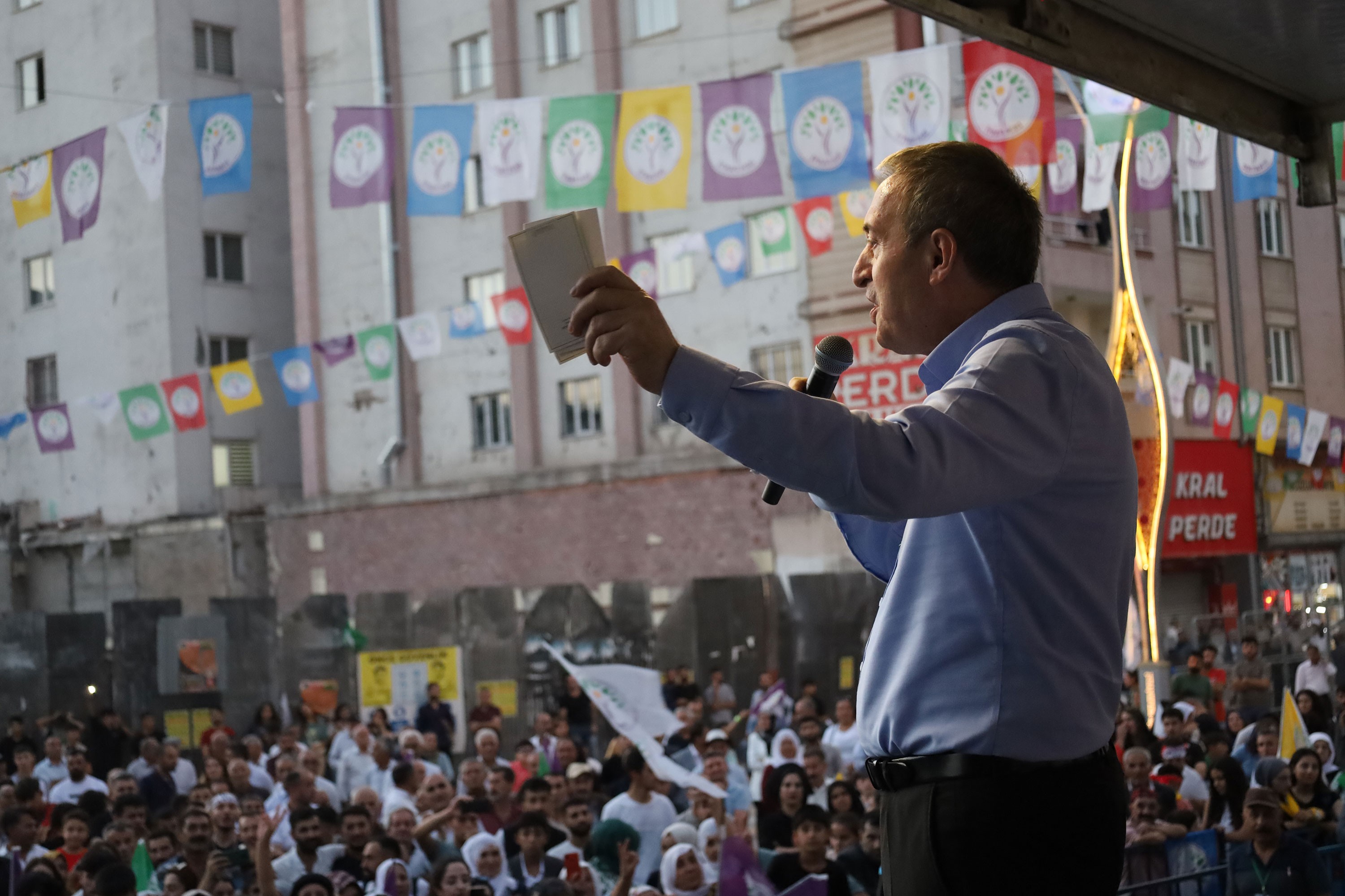 DEM Parti Eş Genel Başkanı Tuncer Bakırhan, Van'da düzenlenen 1 Eylül mitinginde