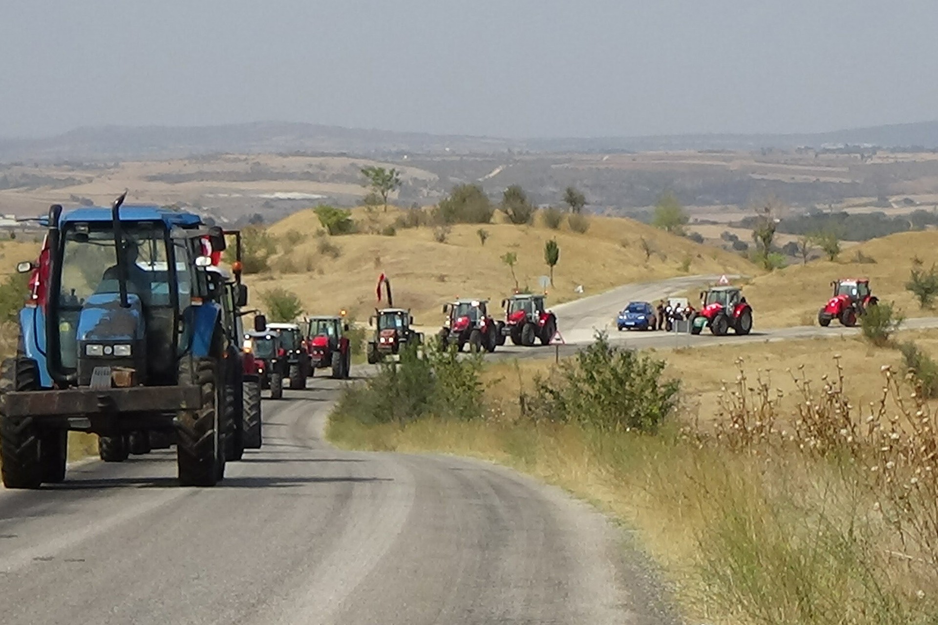 Edirne'de çiftçiler ayçiçek fiyatlarına karşı traktörlerle eylem yaptı