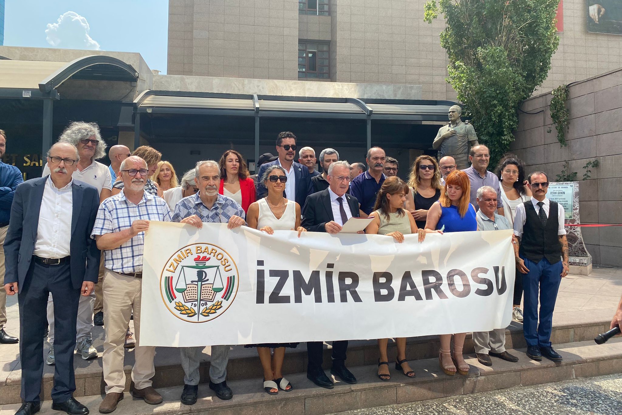 İzmir Barosu adliye önünde açıklama yaptı