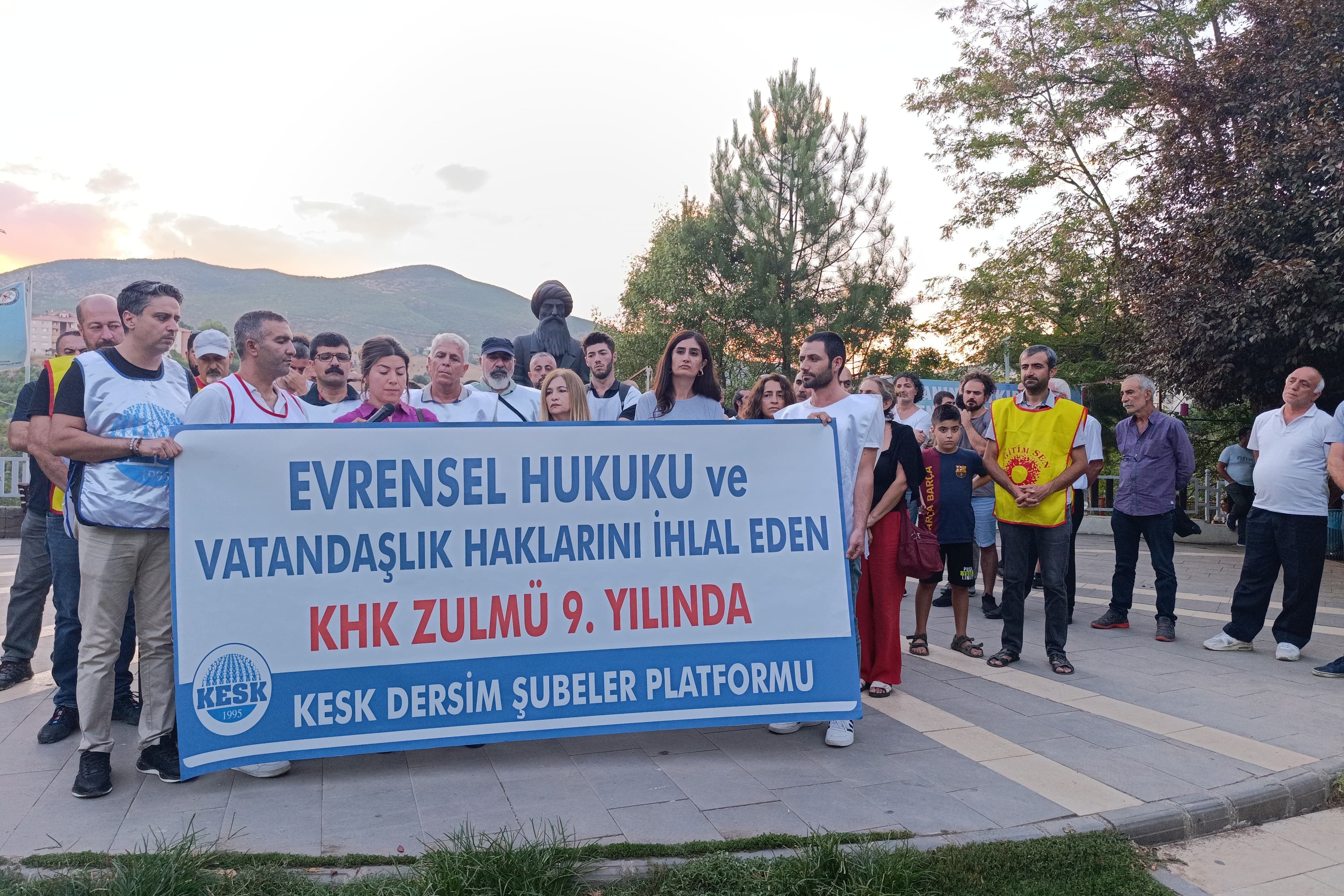 OHAL KHK'sinin yıl dönümü nedeniyle Dersim'de yapılan basın açıklaması.