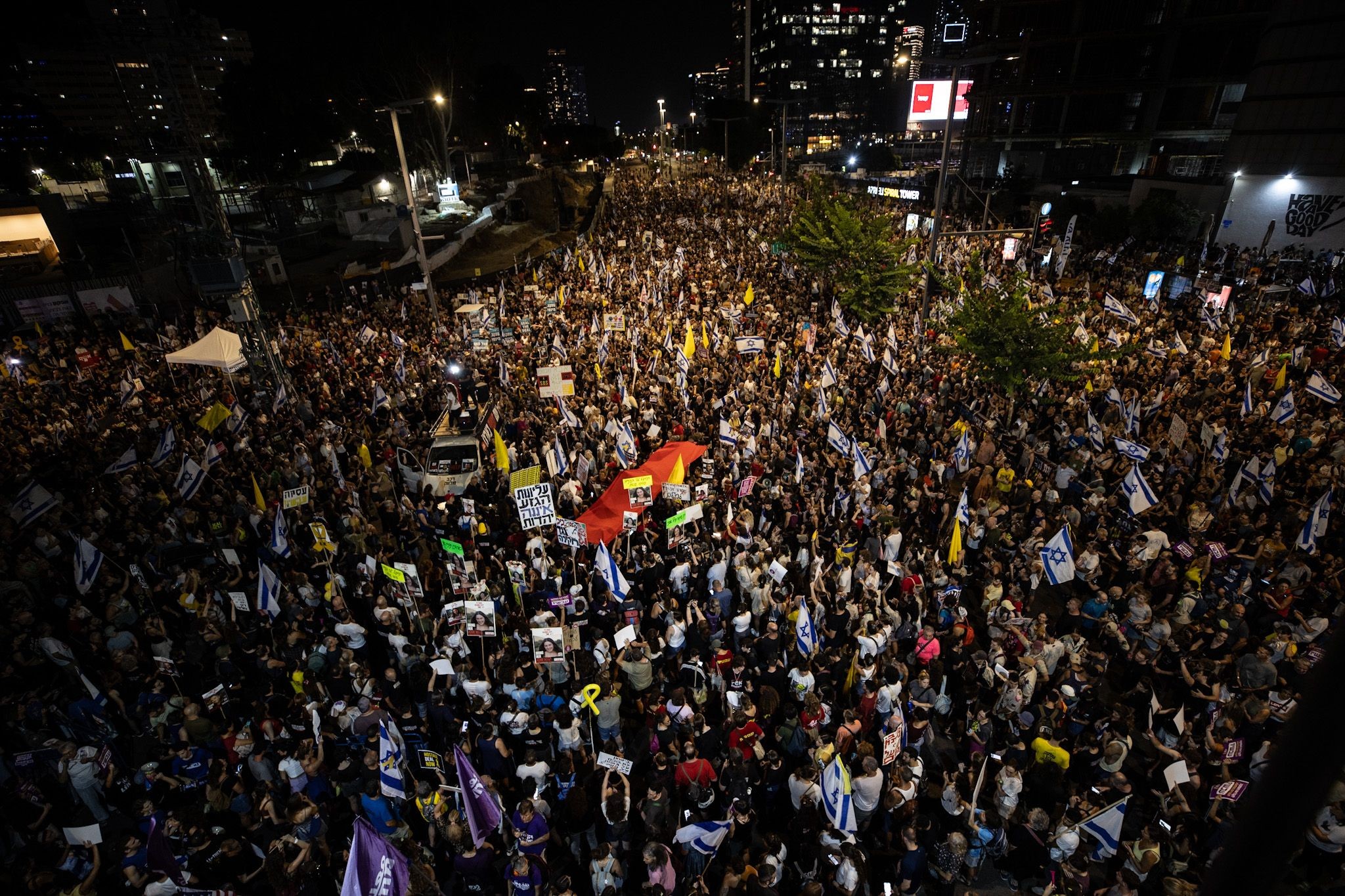 İsrail'de, Gazze'de ateşkes anlaşmasını imzalamayan Netanyahu hükümeti protesto edildi.