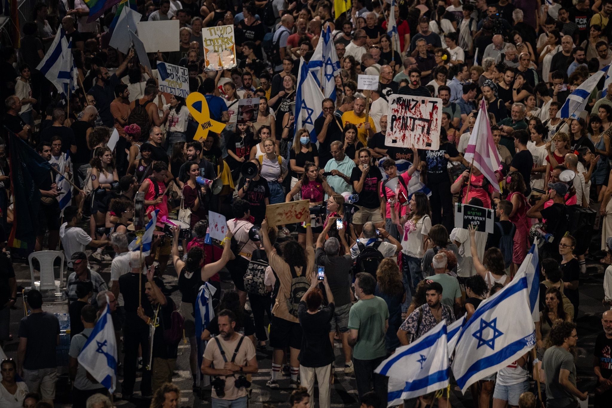 İsrail'de, Gazze'de ateşkes anlaşmasını imzalamayan Netanyahu hükümeti protesto edildi.