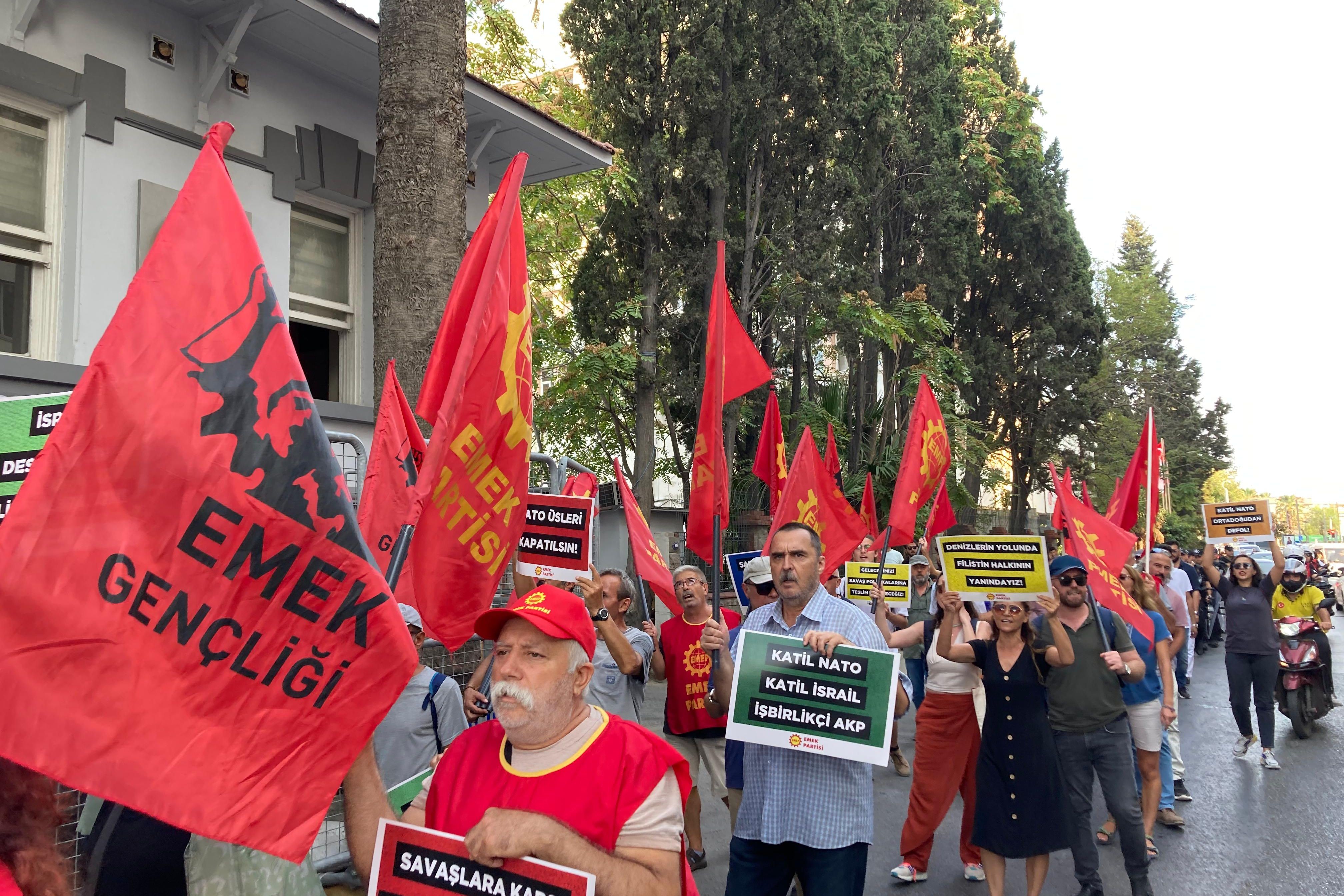 İzmir'de ABD gemisini protesto eden EMEP'liler.