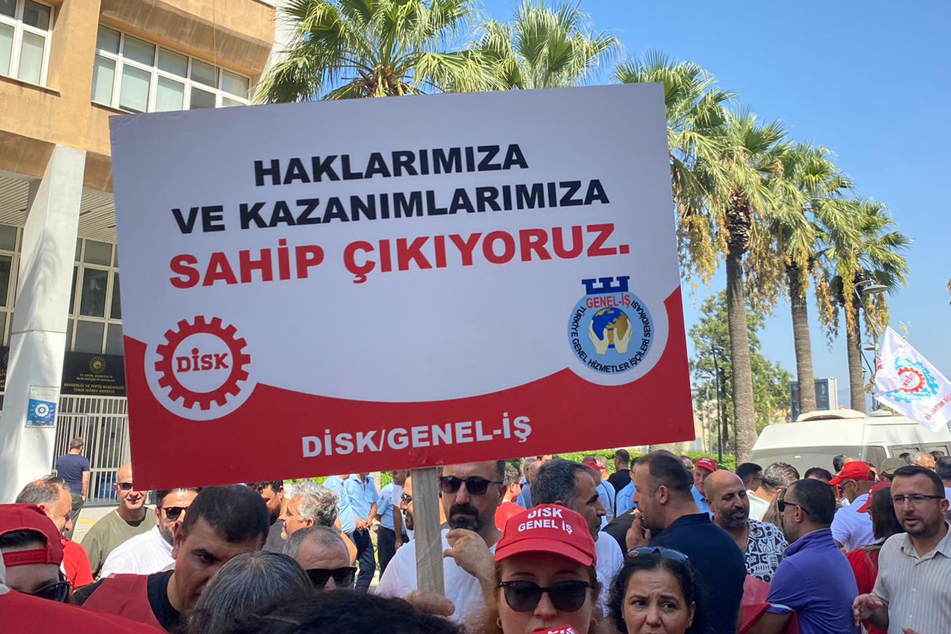 DİSK İzmir'de vergide ve gelirde adalet talebiyle açıklama yaptı