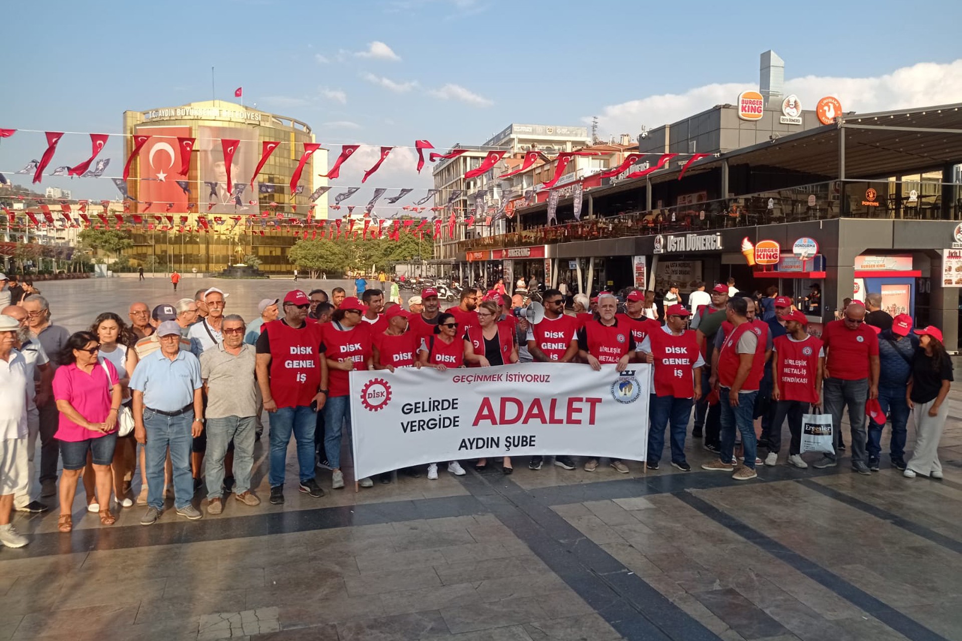 DİSK Aydın'da vergide ve gelirde adalet talebiyle açıklama yaptı