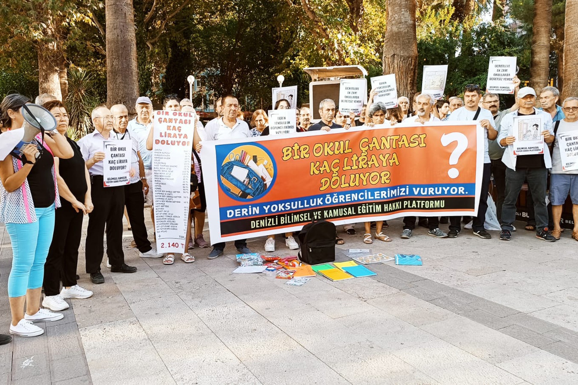 Denizli'de okul masraflarına tepki amaçlı candoğan parkında açıklama yapıldı 