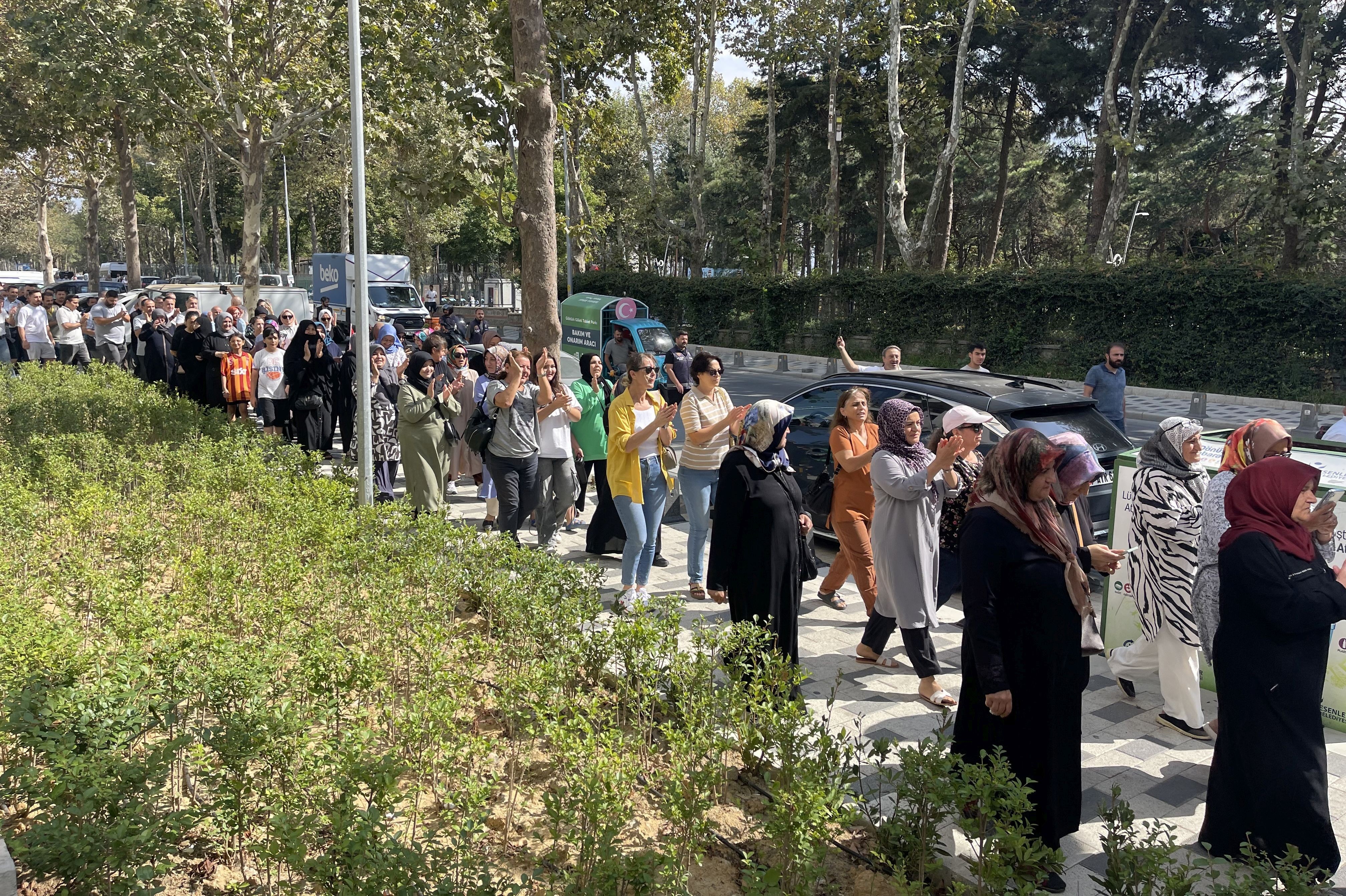 Esenler 15 Temmuz Mahallesi'nde TOKİ sakinleri yürüyor