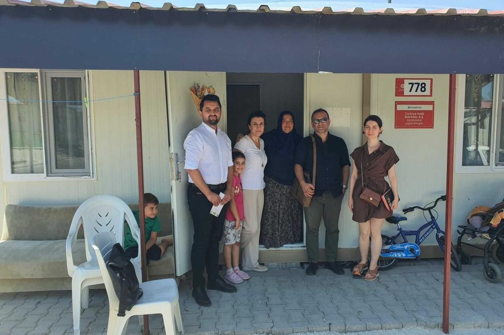 Türkiye Belediyeler Birliği heyetinin depremzedelerle yaptığı görüşmelerden