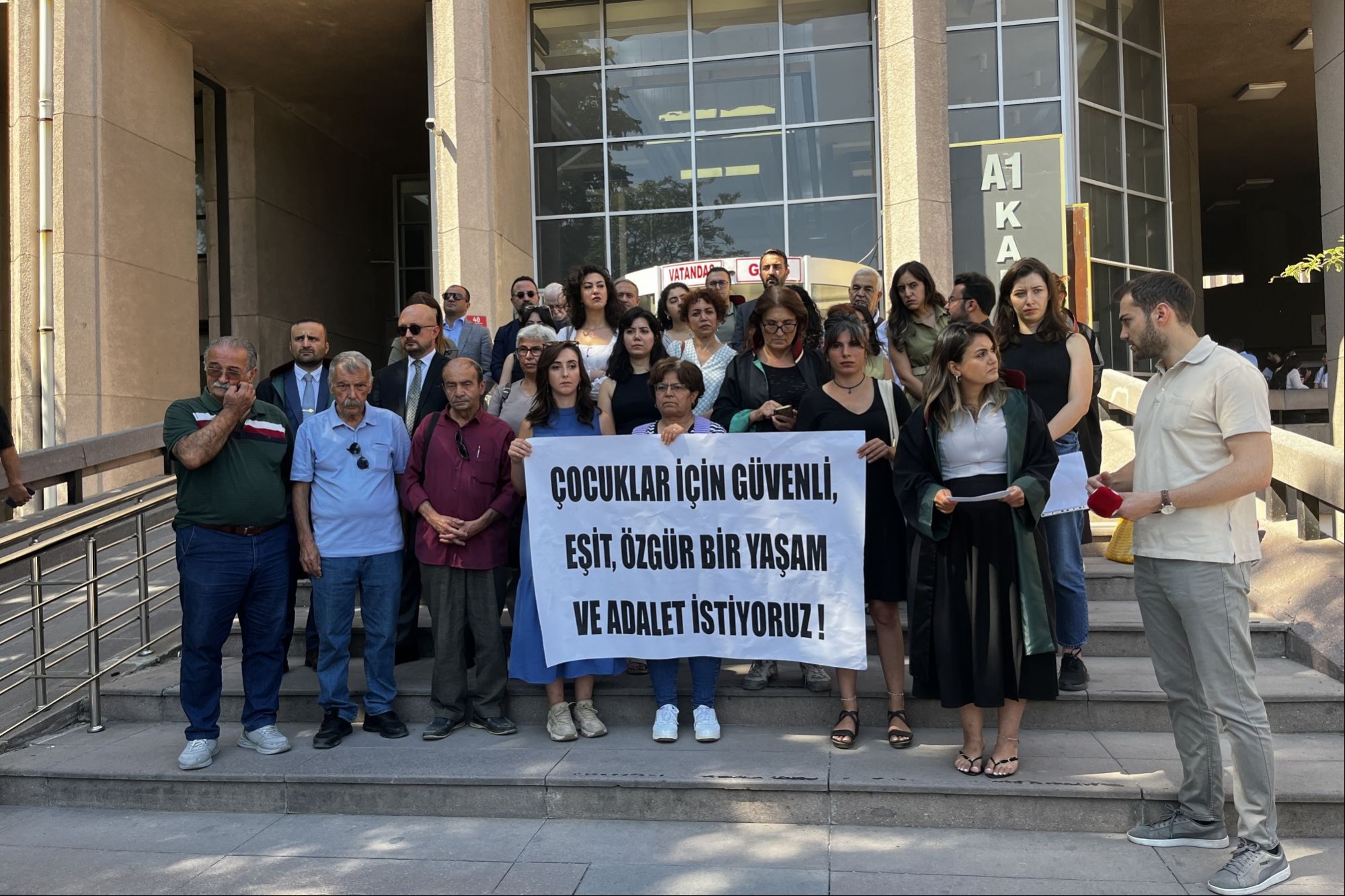 Avukatların çocuklar için yaptığı açıklamadan görüntü.