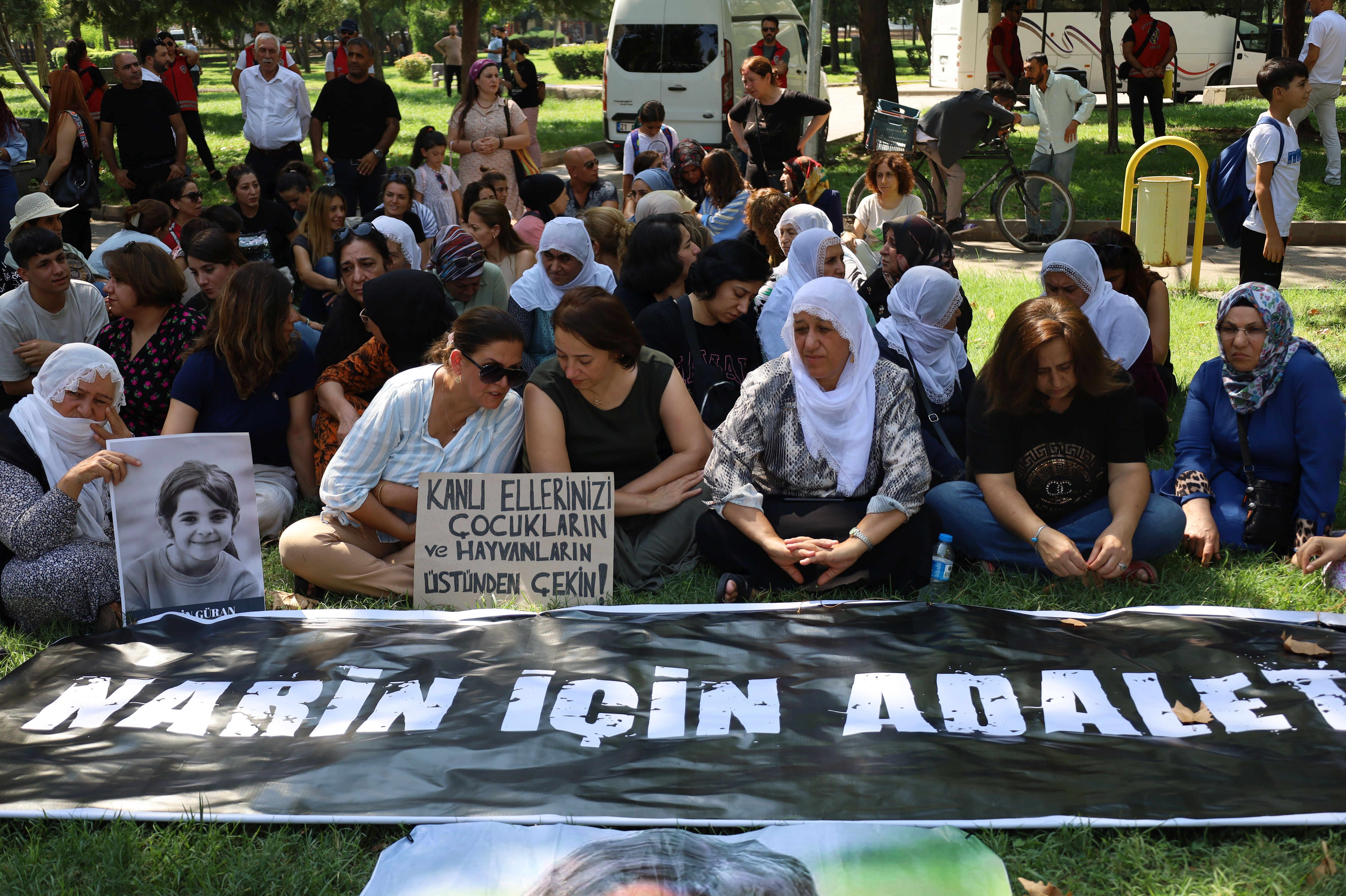 Narin Güran için kadınlar oturma eylemi yaptı