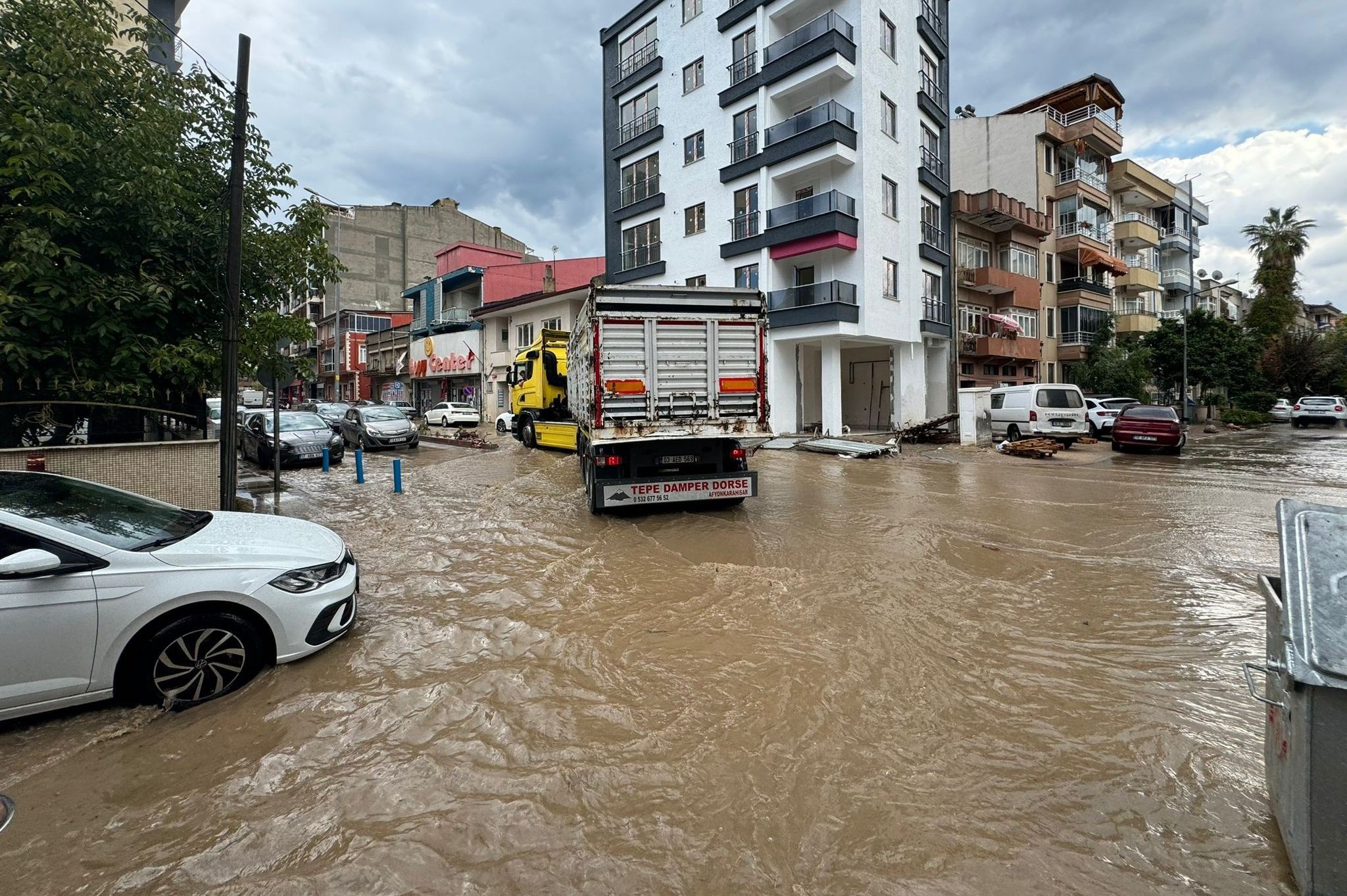 Erdekte yollar göle döndü