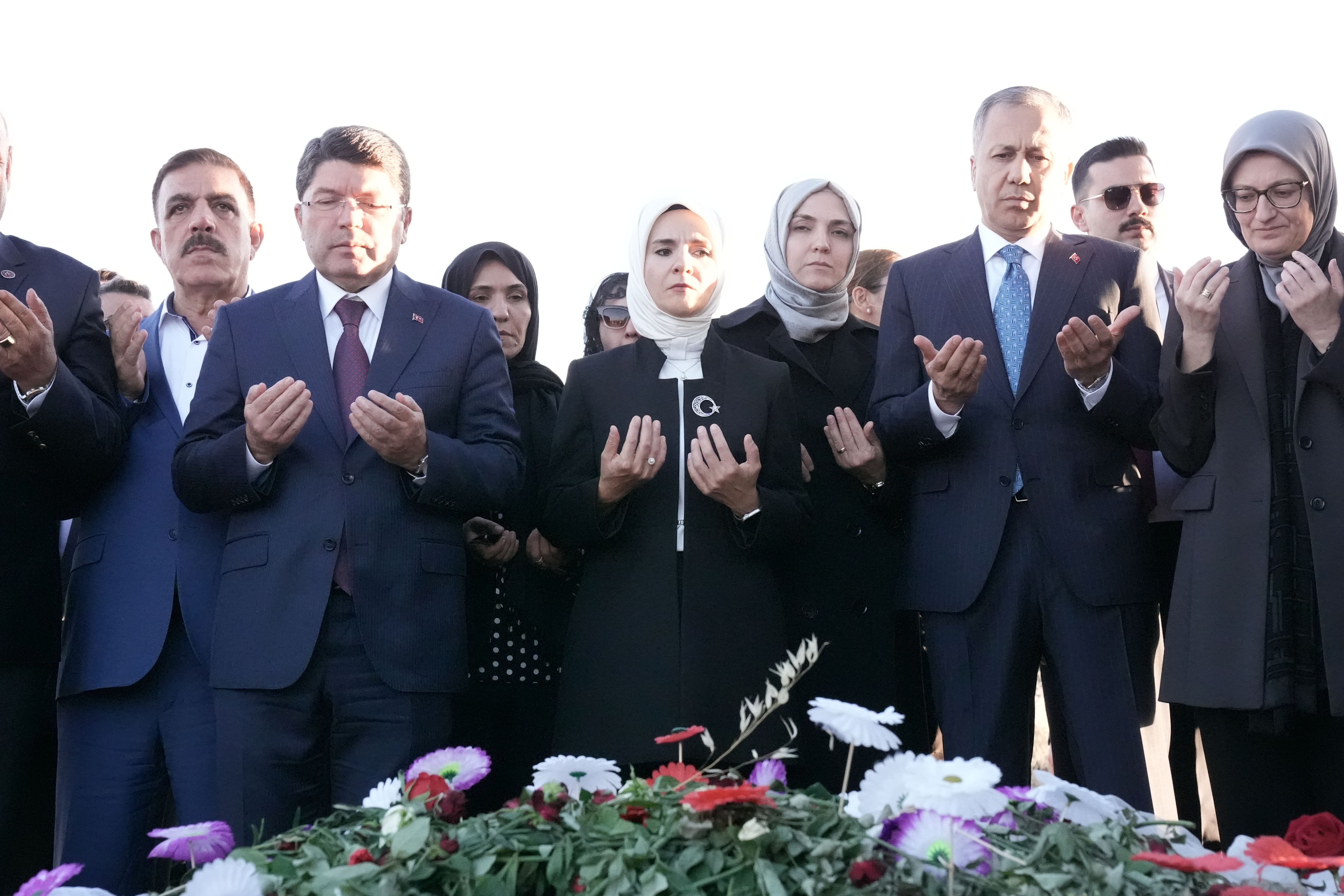 Mahinur Özdemir Göktaş (orta) Yılmaz Tunç (solda)  Ali Yerlikaya (sağda) Narin Güran'ın mezarı başında