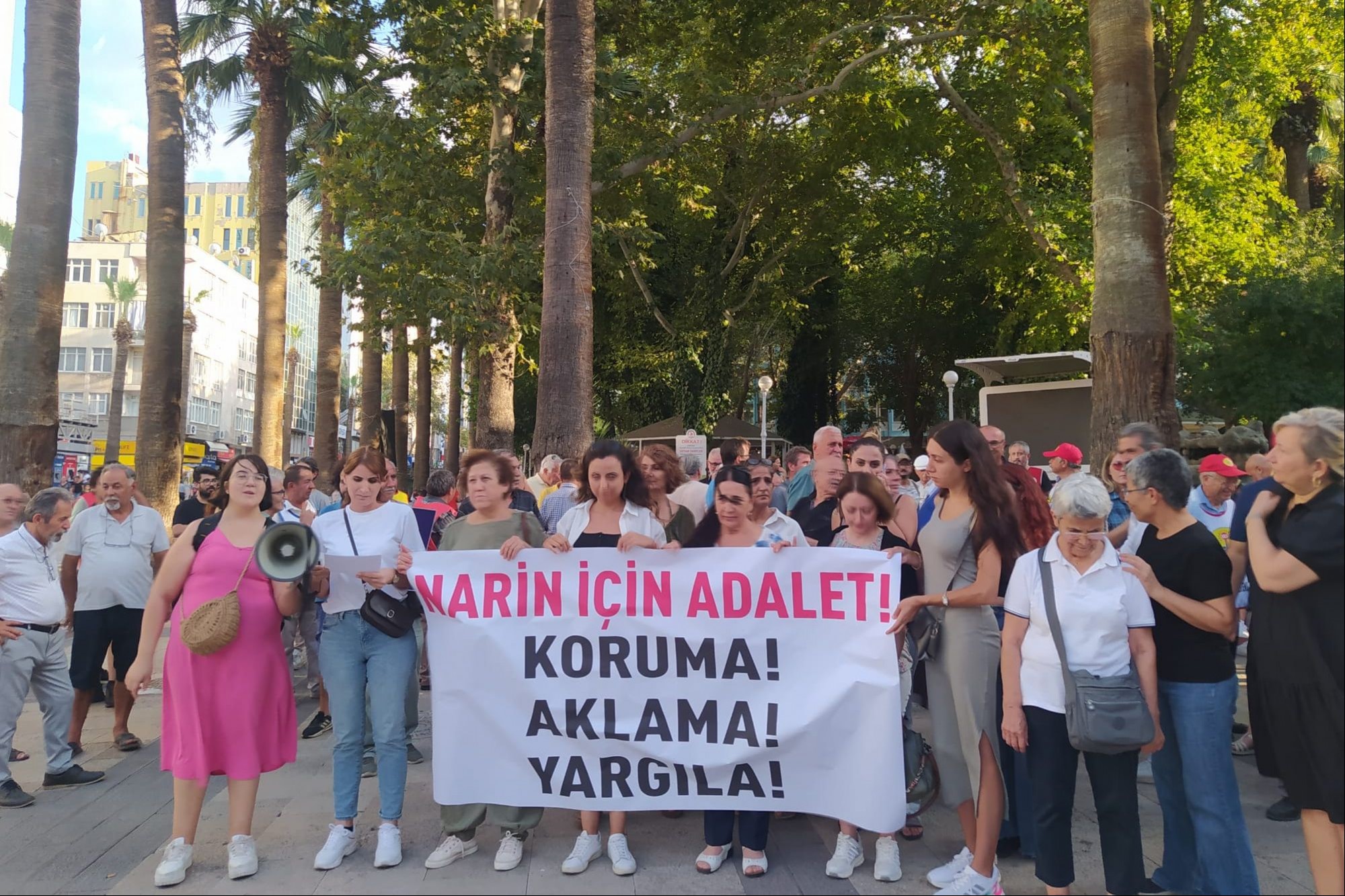 Denizli'de Narin için bir araya gelen kadınlar.